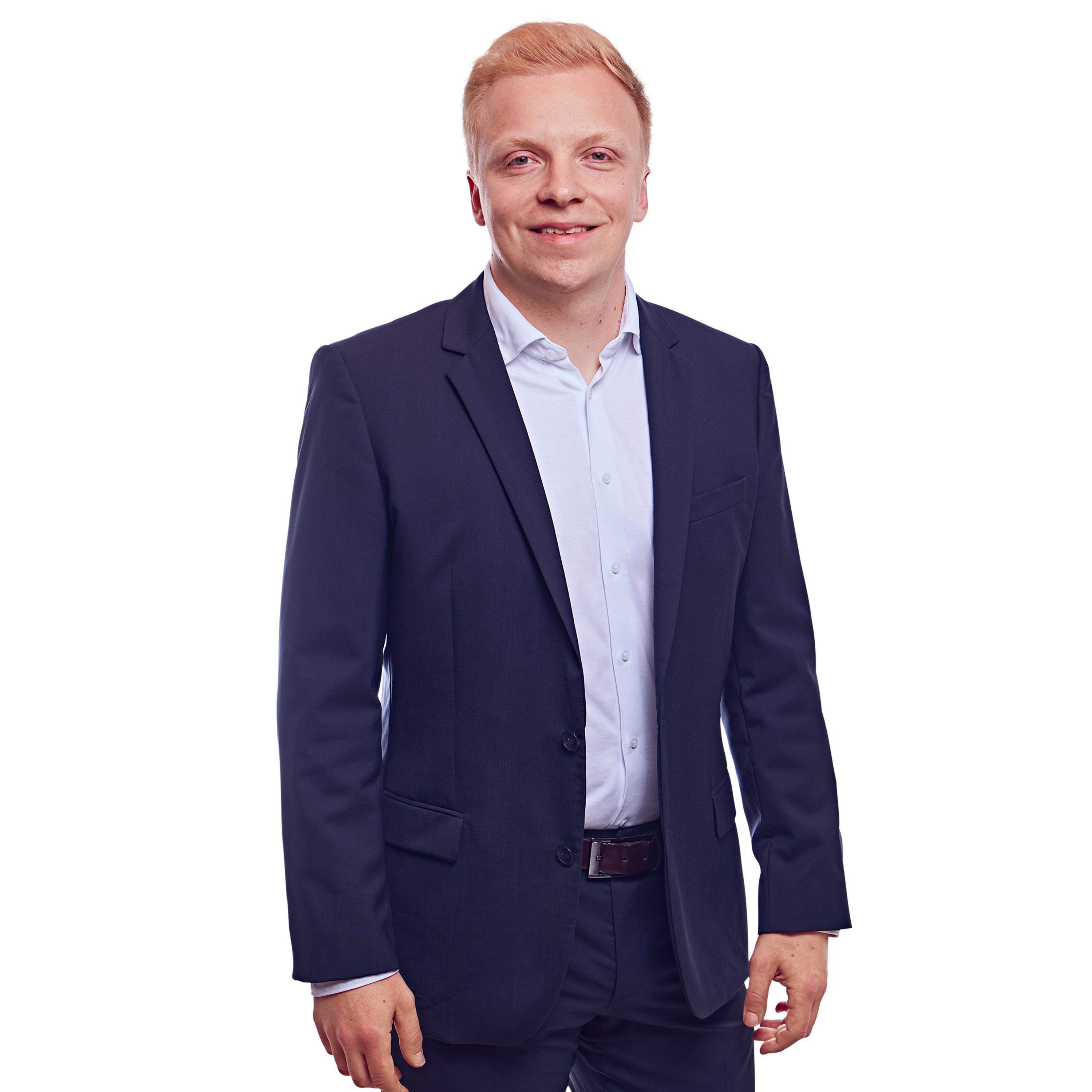 Männliche Person, blonde kurze Haare, blaue Augen, lächelnd, trägt ein weißes Hemd, eine dunkelblauen Anzug, stehend