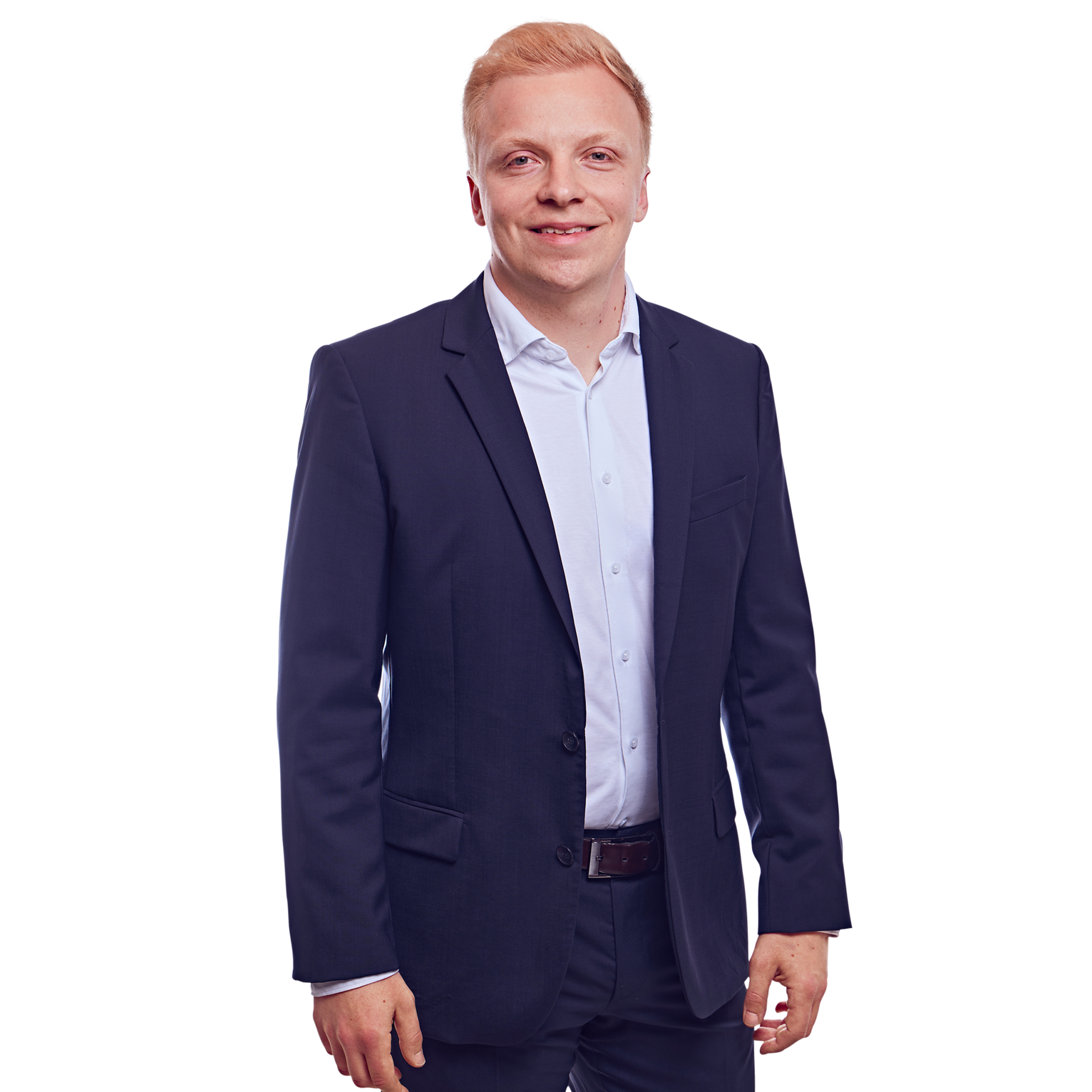 Porträtfoto von Constantin von Unruh, Manager bei Kemény Boehme Consultants (KBC). Mann mit kurzem, hellblondem bis rötlichem Haar blickt freundlich lächelnd in die Kamera. Trägt einen dunklen Blazer über einem hellblauen, offen getragenen Hemd ohne Krawatte sowie einen dunklen Gürtel, Arme locker seitlich am Körper, aufrechte und natürliche Haltung.