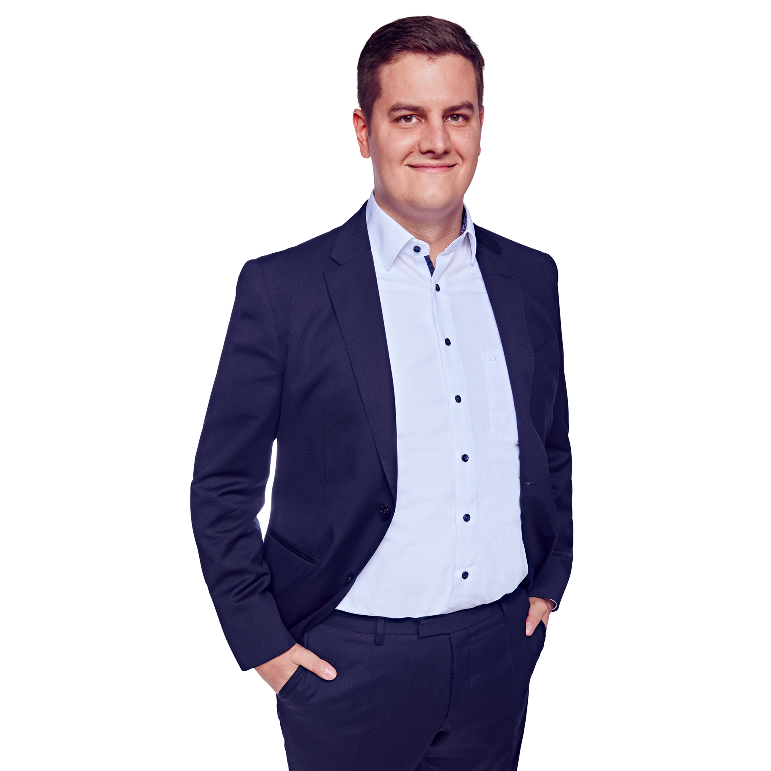 Porträtfoto von Daniel Heringer Herkner, Senior Consultant bei Kemény Boehme Consultants (KBC). Mann mit kurzem, dunkelbraunem Haar blickt leicht lächelnd in die Kamera. Trägt einen dunklen Blazer über einem hellblauen Hemd mit dunklen Knöpfen, offen ohne Krawatte, beide Hände locker in den Hosentaschen, leicht zur Seite gedrehte, entspannte und selbstbewusste Haltung.