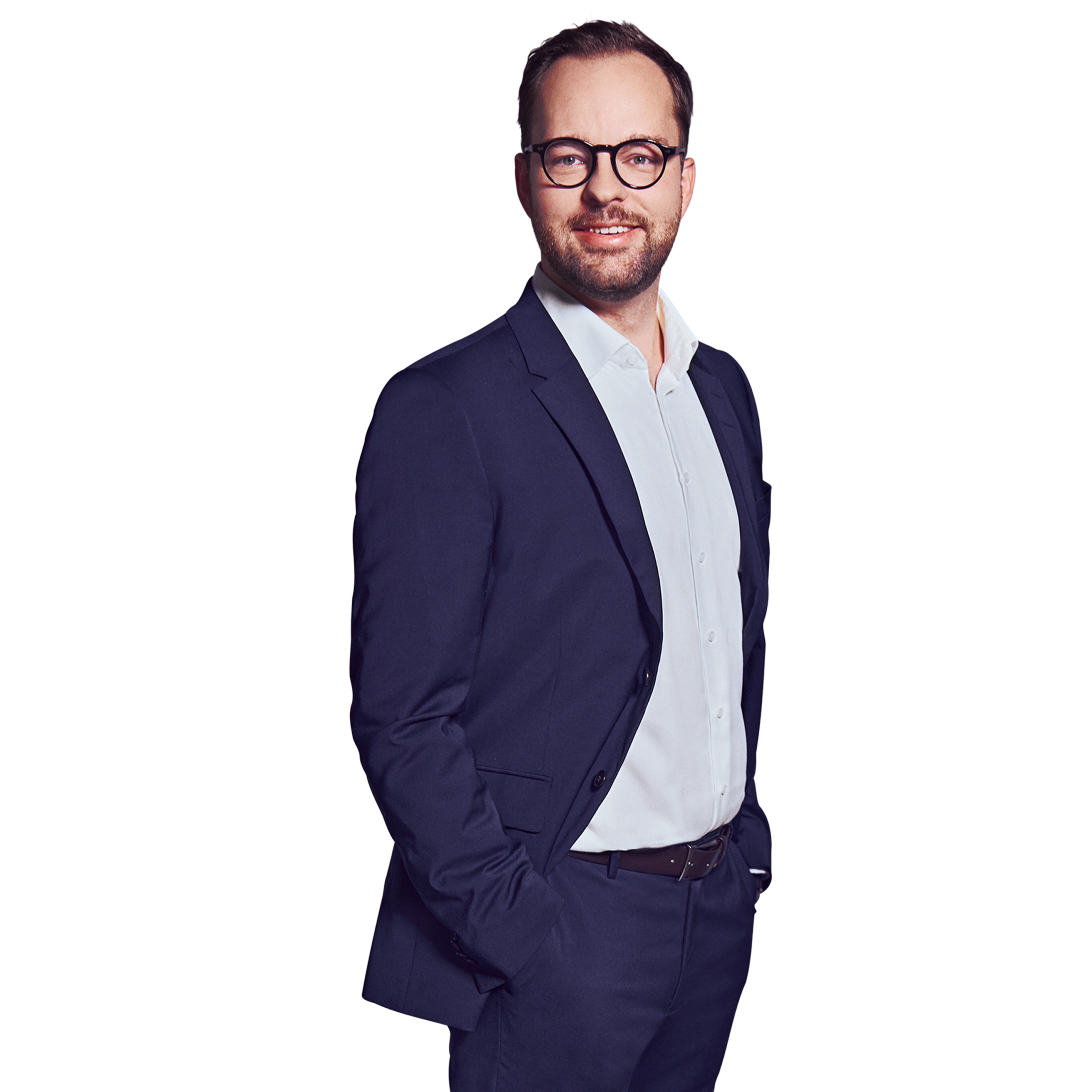 Portraitbild von Daniel Zeranski, Director bei Kemény Boehme Consultants, der lächelnd mit beiden Händen in den Hosentaschen in die Kamera blickt