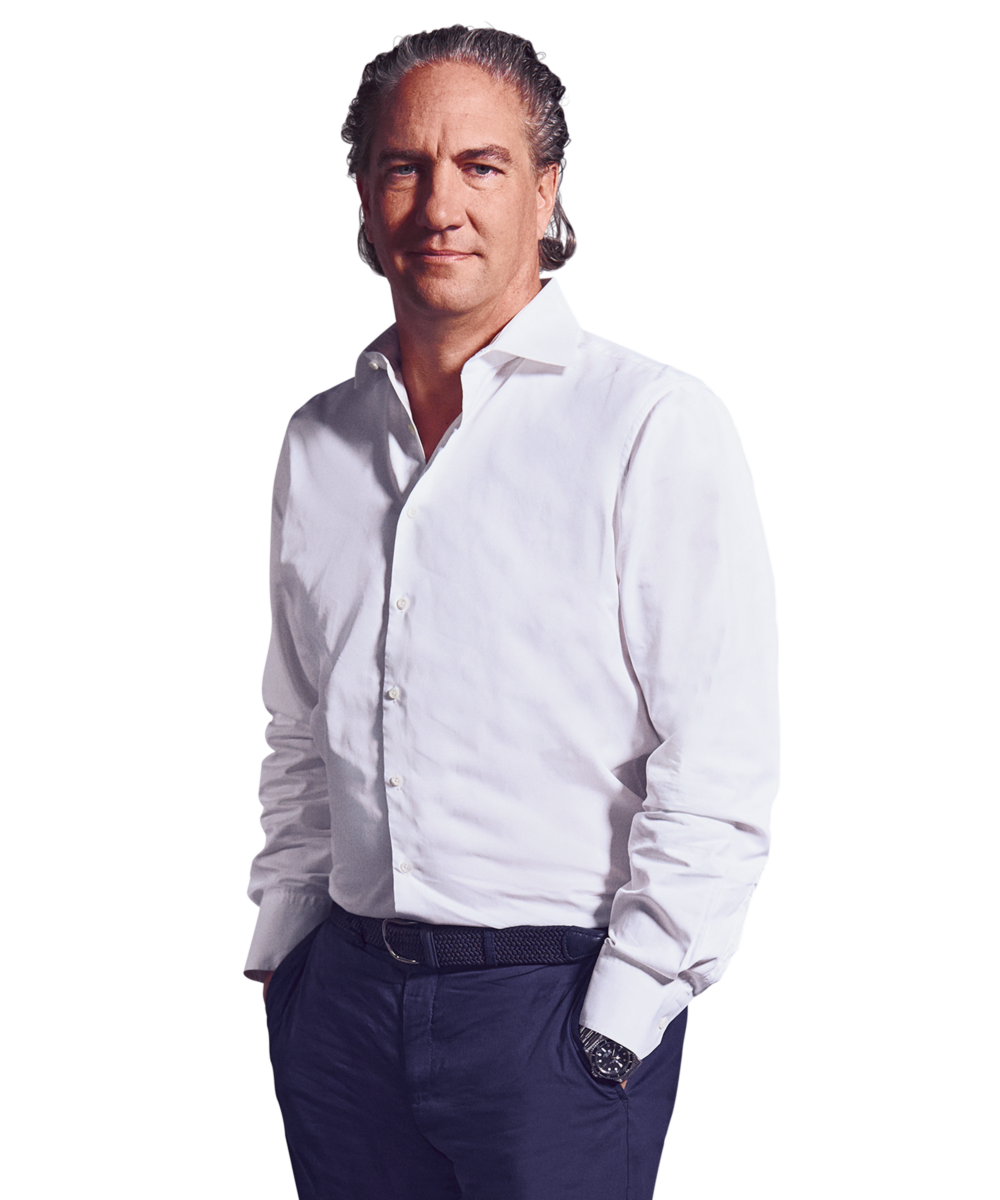 Portraitbild von Felix Feuerbach, Senior Partner bei Kemény Boehme Consultants, der mit neutralem Gesichtsausdruck und beiden Händen in den Hosentaschen in die Kamera blickt