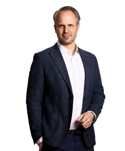 Portraitbild von Jakob le Claire, Senior Partner bei Kemény Boehme Consultants, der mit einer Hand in der Tasche in die Kamera blickt.
