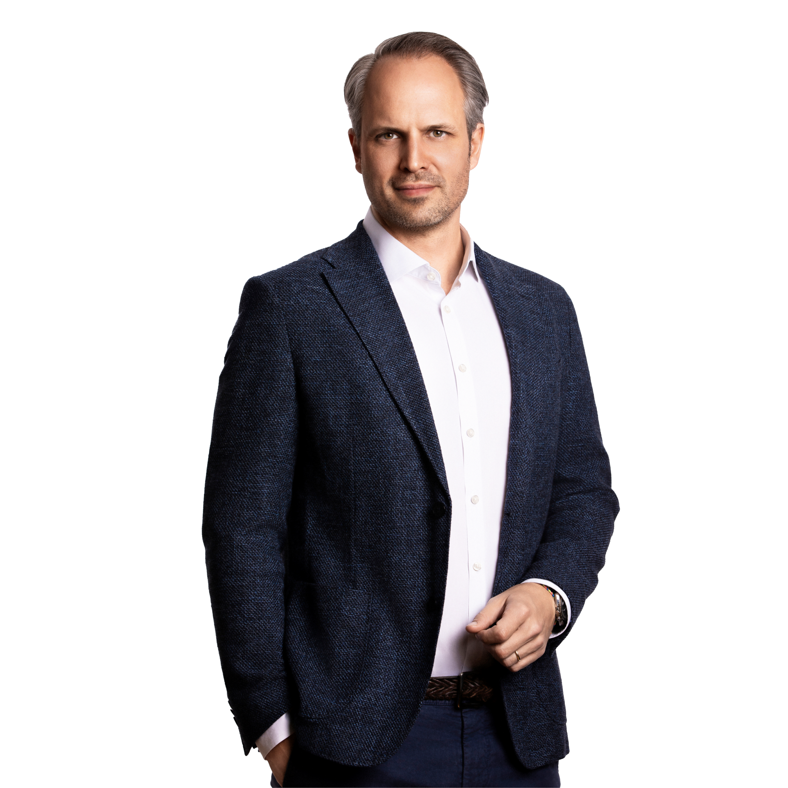 Portraitbild von Jakob le Claire, Senior Partner bei Kemény Boehme Consultants, der mit einer Hand in der Tasche in die Kamera blickt.