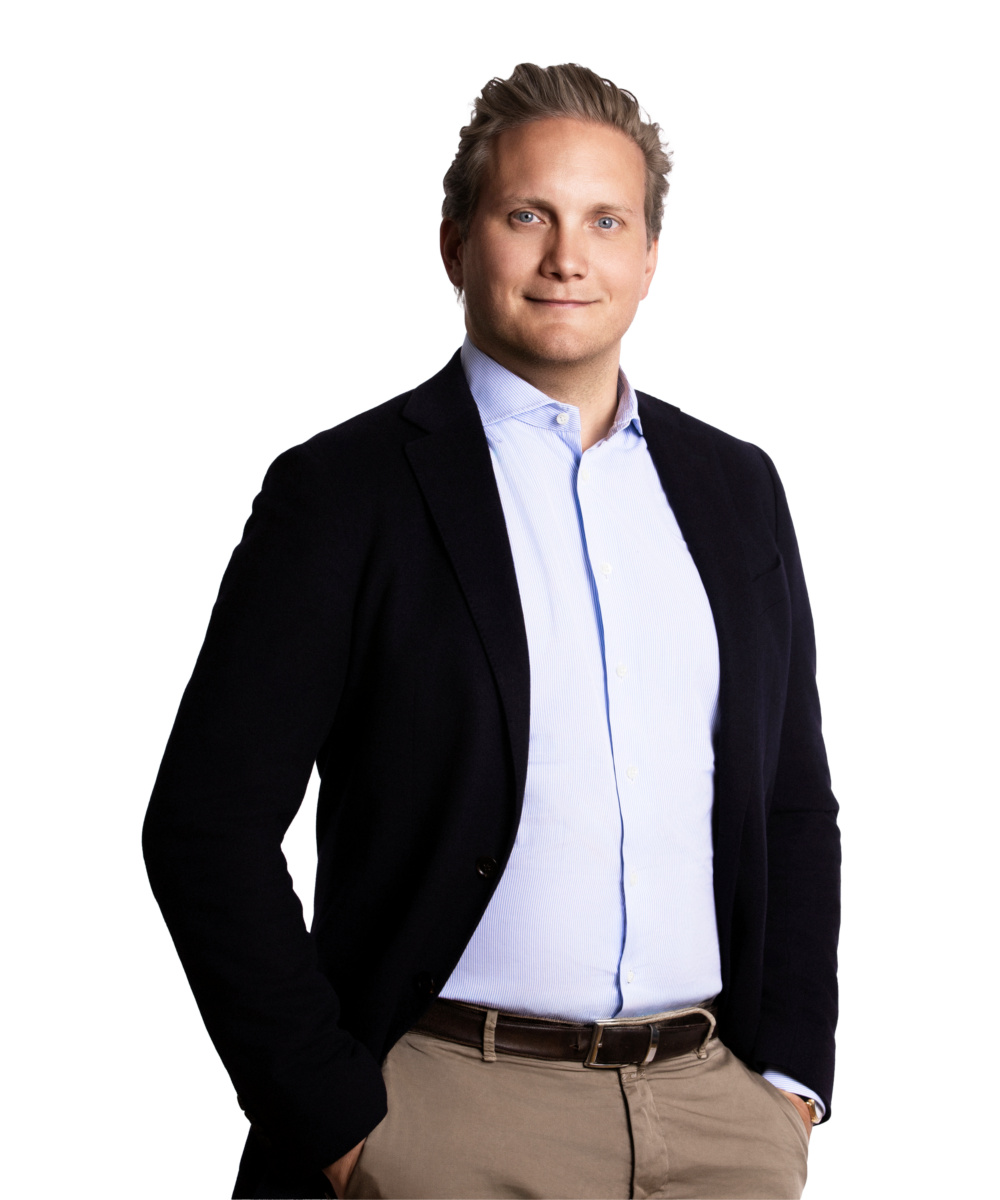 Porträtfoto von Jost von Trott, Partner bei KBC. Er trägt ein dunkles Jackett und lächelt in die Kamera.