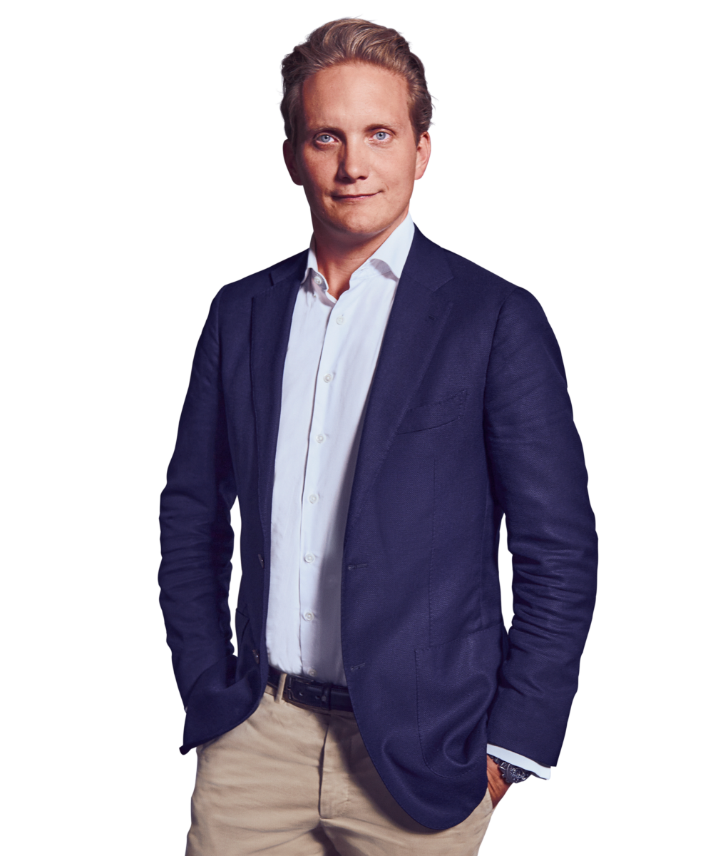 Portraitbild von Jost von Trott zu Solz, Partner bei Kemény Boehme Consultants, der mit neutralem Gesichtsausdruck und beiden Händen in den Hosentaschen in die Kamera blickt