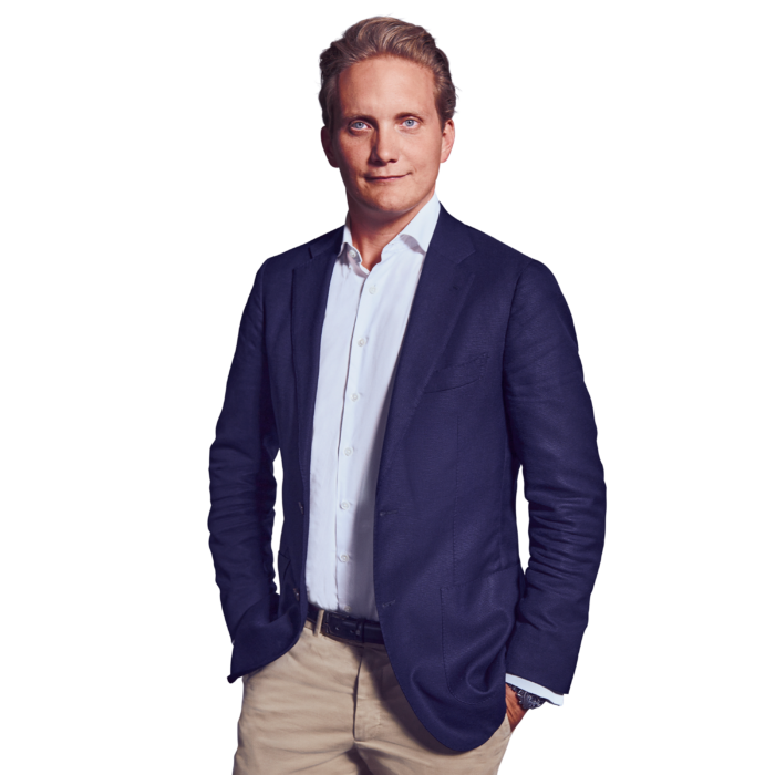Portraitbild von Jost von Trott zu Solz, Partner bei Kemény Boehme Consultants, der mit neutralem Gesichtsausdruck und beiden Händen in den Hosentaschen in die Kamera blickt