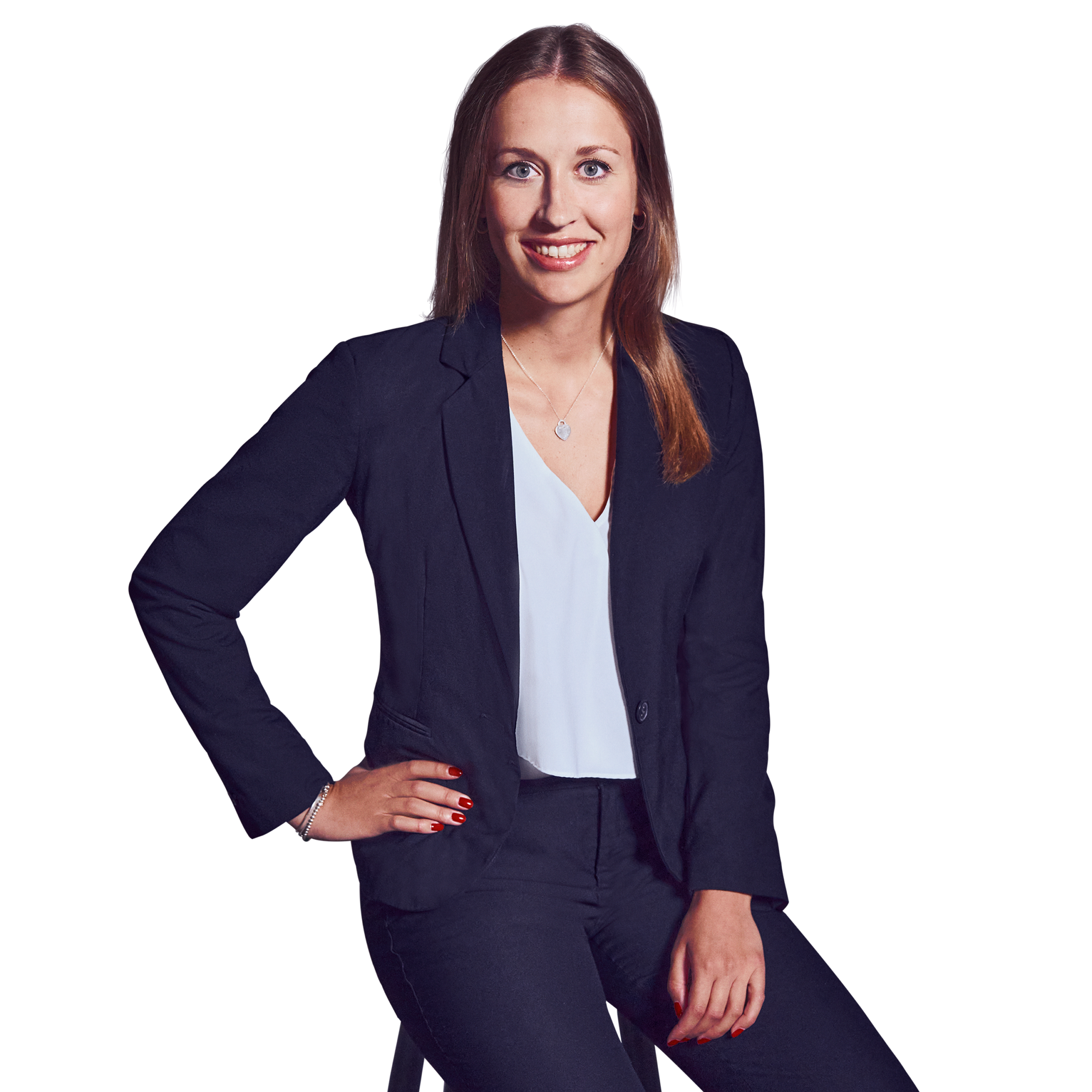 Porträtfoto von Juliana Stauffert, Manager bei Kemény Boehme Consultants (KBC). Frau mit langen, glatten, dunkelbraunen Haaren blickt breit lächelnd in die Kamera. Trägt ein schwarzes Blazer-Sakko über einem hellblauen V-Ausschnitt-Top sowie eine schwarze Hose, eine zarte silberne Herz-Halskette und ein silbernes Armband, eine Hand lässig in die Hüfte gestützt, sitzt locker auf einem Hocker in selbstbewusster und dynamischer Pose.