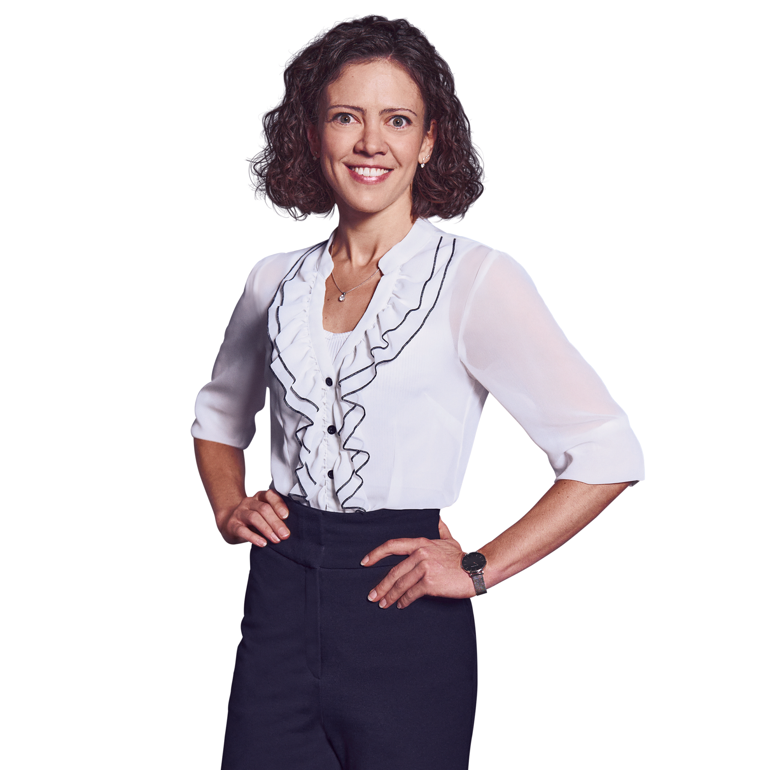 Porträtfoto von Larissa Fahrmeier, Director bei Kemény Boehme Consultants (KBC). Frau mit schulterlangem, dunkelbraunem Lockenhaar blickt breit lächelnd in die Kamera. Trägt eine elegante weiße Chiffon-Bluse mit schwarzen Rüschen und Knopfleiste über einer dunkelblauen Anzughose sowie eine zarte silberne Halskette und eine silberne Armbanduhr, beide Hände selbstbewusst in die Hüften gestemmt, energische und offene Haltung.