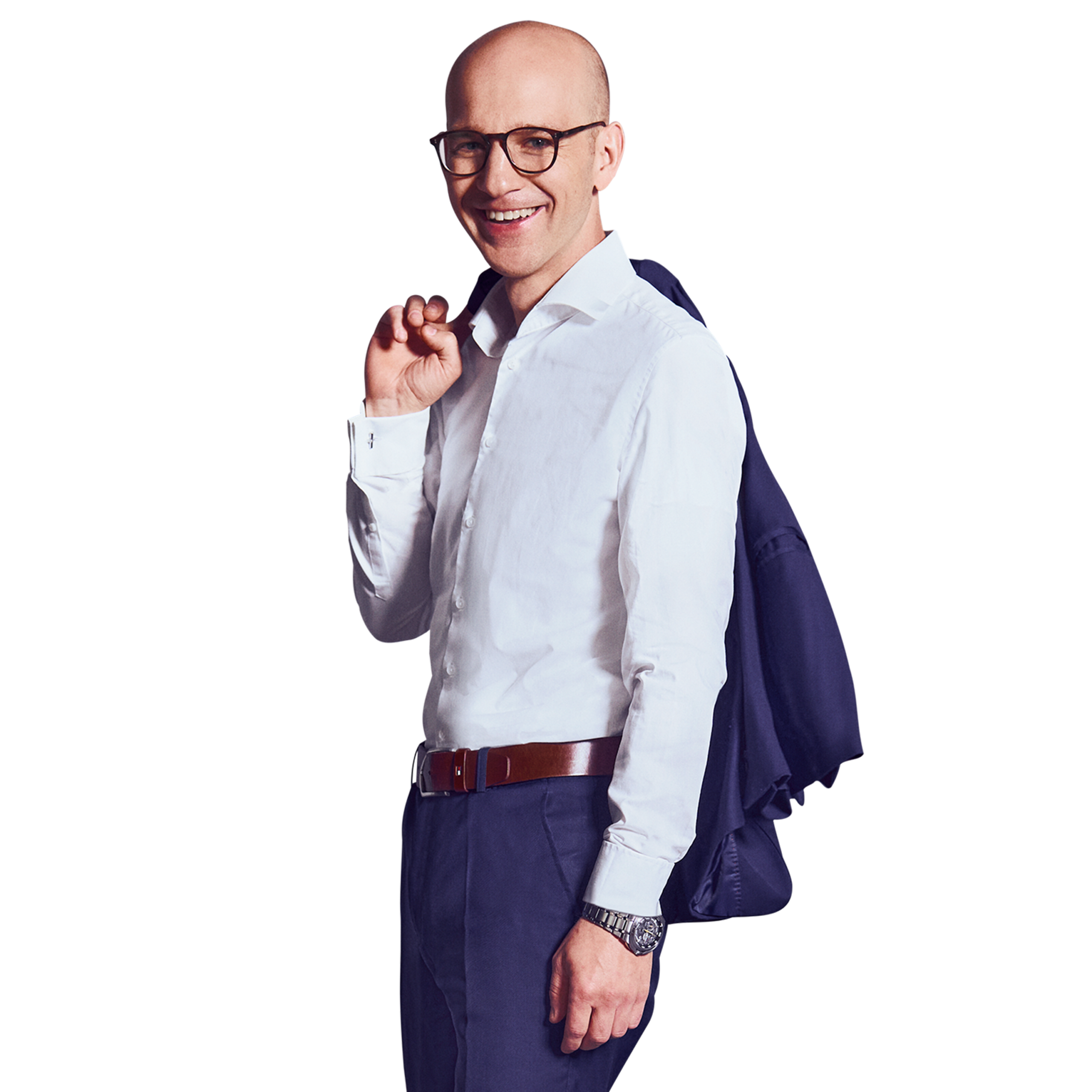 Porträtfoto von Martin Betz, Director bei Kemény Boehme Consultants (KBC). Mann mit rasiertem Kopf und markanter dunkler Rechteckbrille, blickt freundlich lächelnd in die Kamera. Trägt einen dunkelblauen Anzug mit passendem Sakko über der Schulter und Hose über einem hellblauen Hemd ohne Krawatte, einen cognacfarbenen Ledergürtel sowie eine silberne Armbanduhr am rechten Handgelenk, aufrechte und selbstbewusste Haltung.