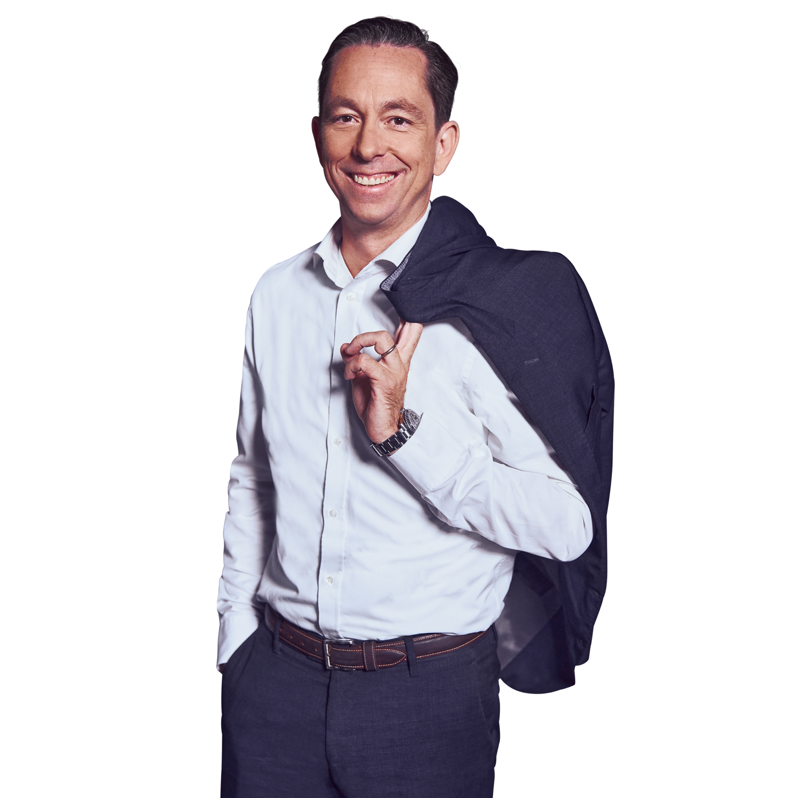 Portraitbild von Maximilian Klee, Senior Partner bei Kemény Boehme Consultants, der lächelnd mit dem Jackett über der Schulter in die Kamera blickt