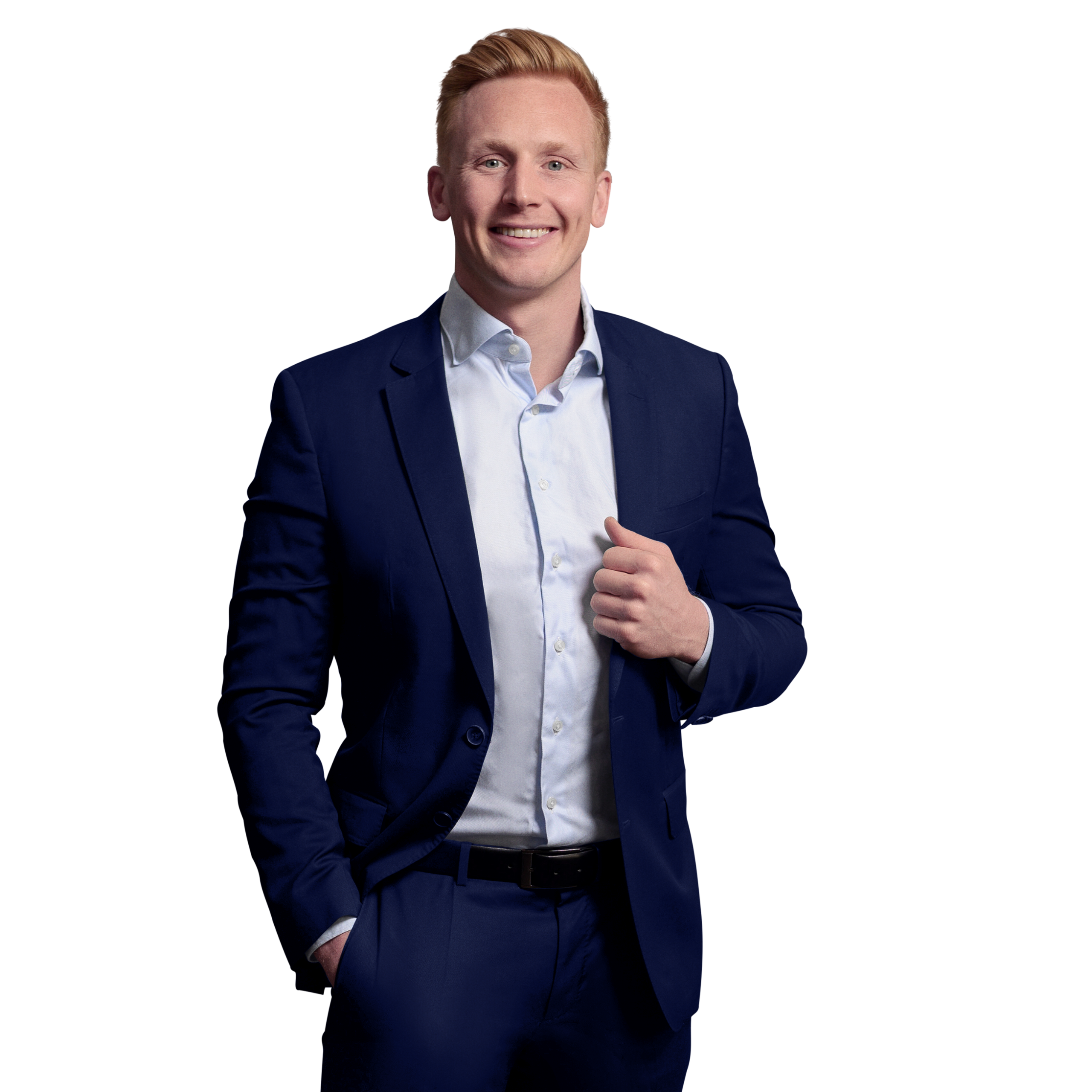 Porträtfoto von Nils Lauer-Neff, Manager bei Kemény Boehme Consultants (KBC). Mann mit hellblonden Haaren blickt freundlich lächelnd in die Kamera. Trägt einen dunkelblauen Anzug mit passendem Sakko und Hose über einem weißen Hemd ohne Krawatte sowie einen schwarzen Ledergürtel, eine Hand in der Hosentasche und eine am Revere, offene und sympathische Haltung.
