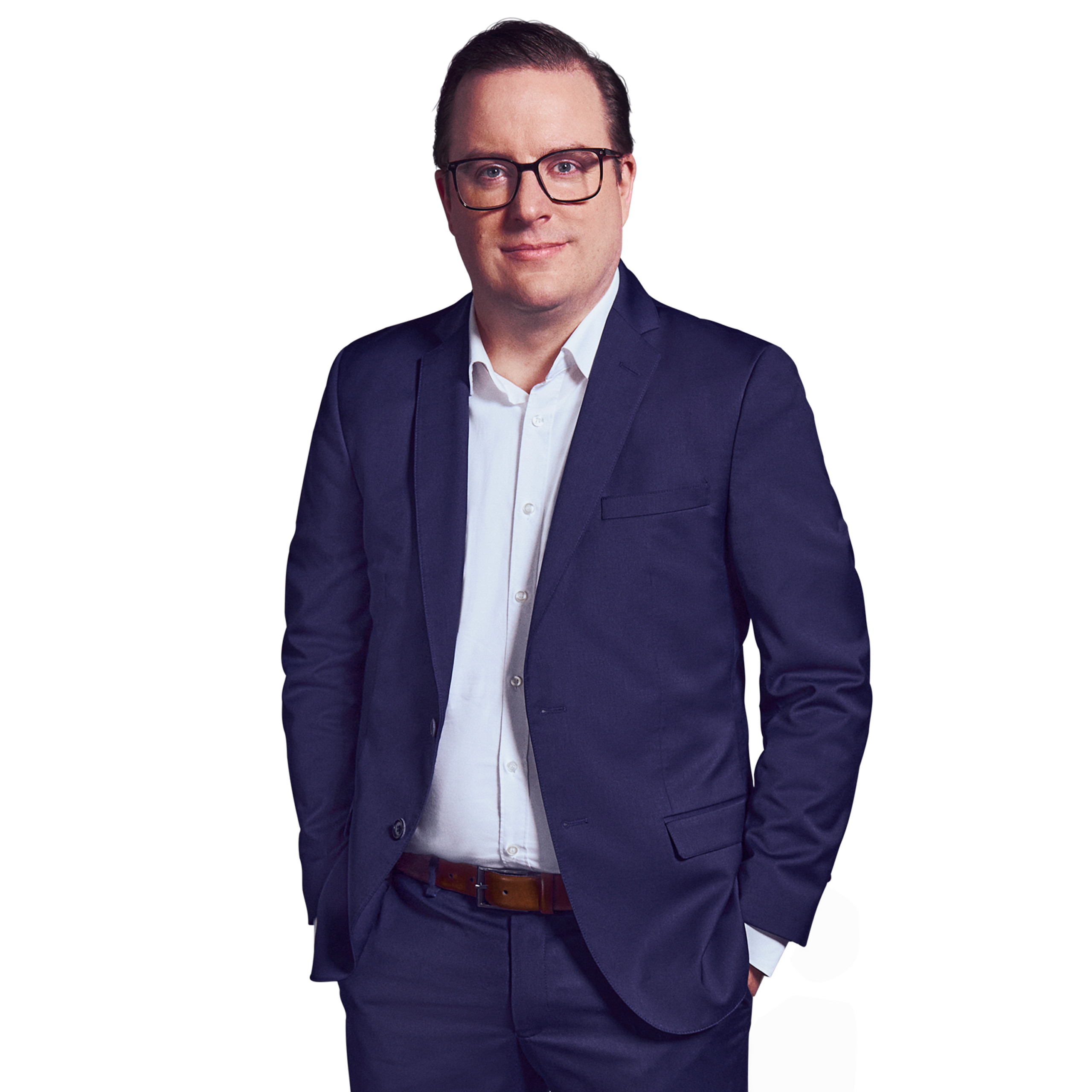 Portraitbild von Tobias Budde, Managing Partner bei Kemény Boehme Consultants, der lächelnd mit beiden Händen in den Hosentaschen in die Kamera blickt
