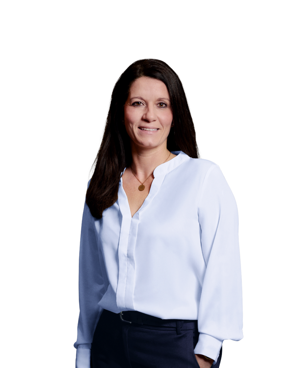 Portraitbild von Vanessa Ilge, Accounting Manager bei Kemény Boehme Consultants, die mit neutralem Gesichtsausdruck und der linken Hand in der Hosentasche in die Kamera blickt