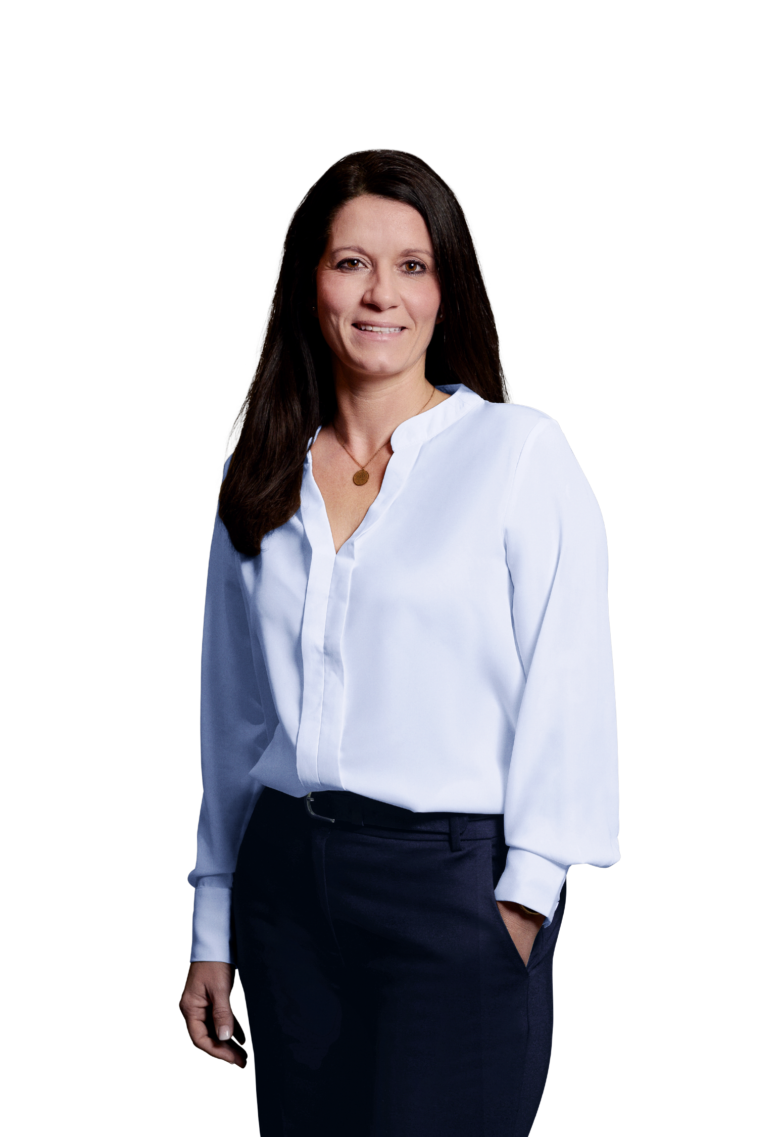 Portraitbild von Vanessa Ilge, Accounting Manager bei Kemény Boehme Consultants, die mit neutralem Gesichtsausdruck und der linken Hand in der Hosentasche in die Kamera blickt