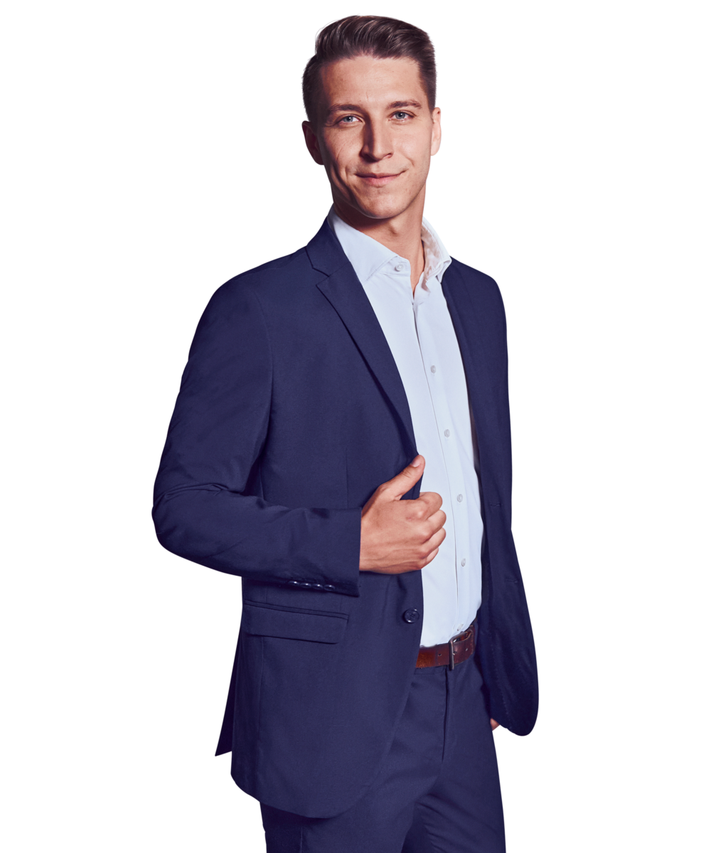Porträtfoto von Vincent Stumpf, Senior Consultant bei Kemény Boehme Consultants (KBC). Mann mit kurzen, dunkelbraunen, nach oben gestylten Haaren und blauen Augen blickt mit einem leichten Lächeln in die Kamera. Trägt einen dunkelblauen Anzug mit passendem Sakko und Hose über einem hellblauen Hemd ohne Krawatte sowie einen cognacfarbenen Ledergürtel, eine Hand locker am Revers des Sakkos, lässige und selbstbewusste Haltung mit leichter Drehung zur Seite.