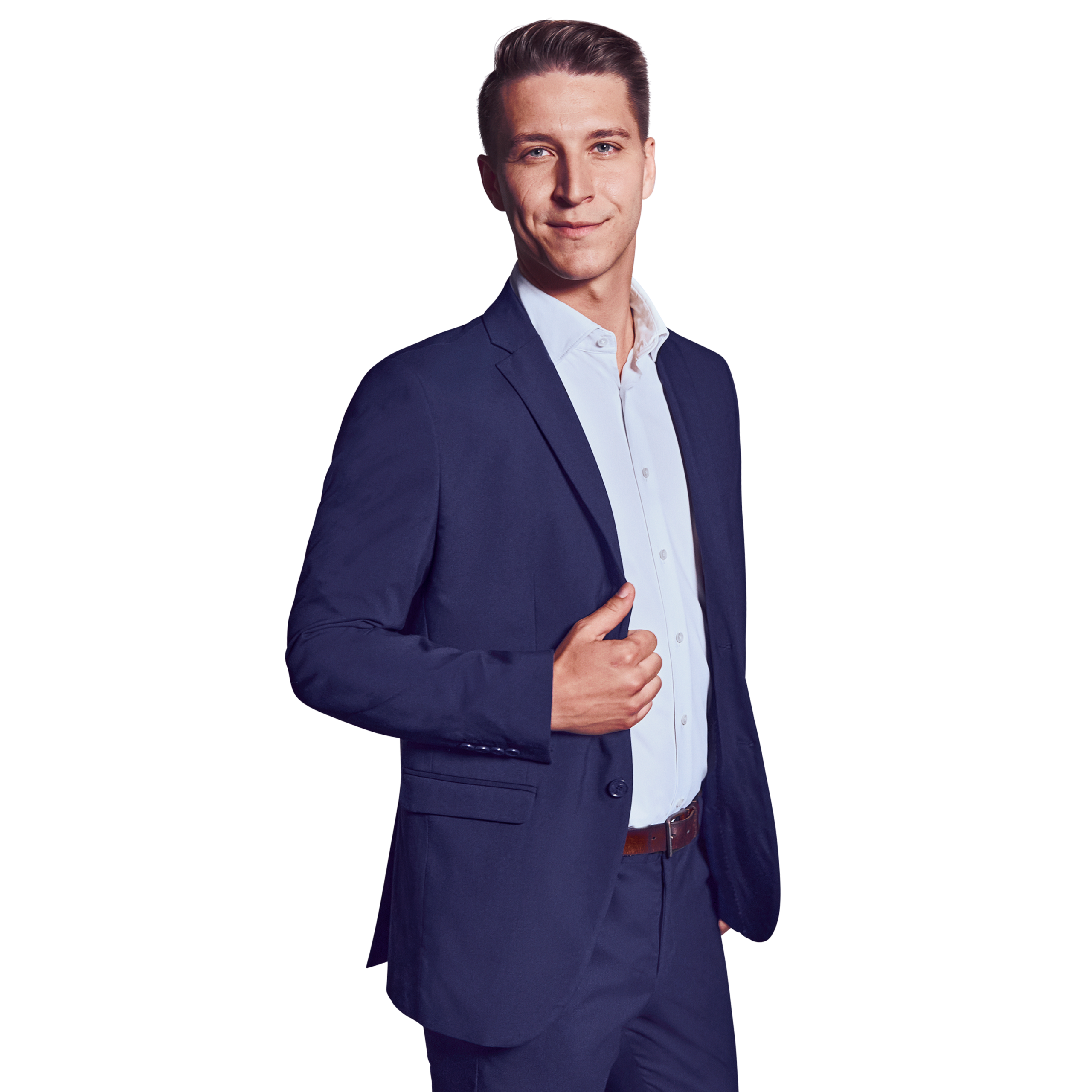 Porträtfoto von Vincent Stumpf, Senior Consultant bei Kemény Boehme Consultants (KBC). Mann mit kurzen, dunkelbraunen, nach oben gestylten Haaren und blauen Augen blickt mit einem leichten Lächeln in die Kamera. Trägt einen dunkelblauen Anzug mit passendem Sakko und Hose über einem hellblauen Hemd ohne Krawatte sowie einen cognacfarbenen Ledergürtel, eine Hand locker am Revers des Sakkos, lässige und selbstbewusste Haltung mit leichter Drehung zur Seite.