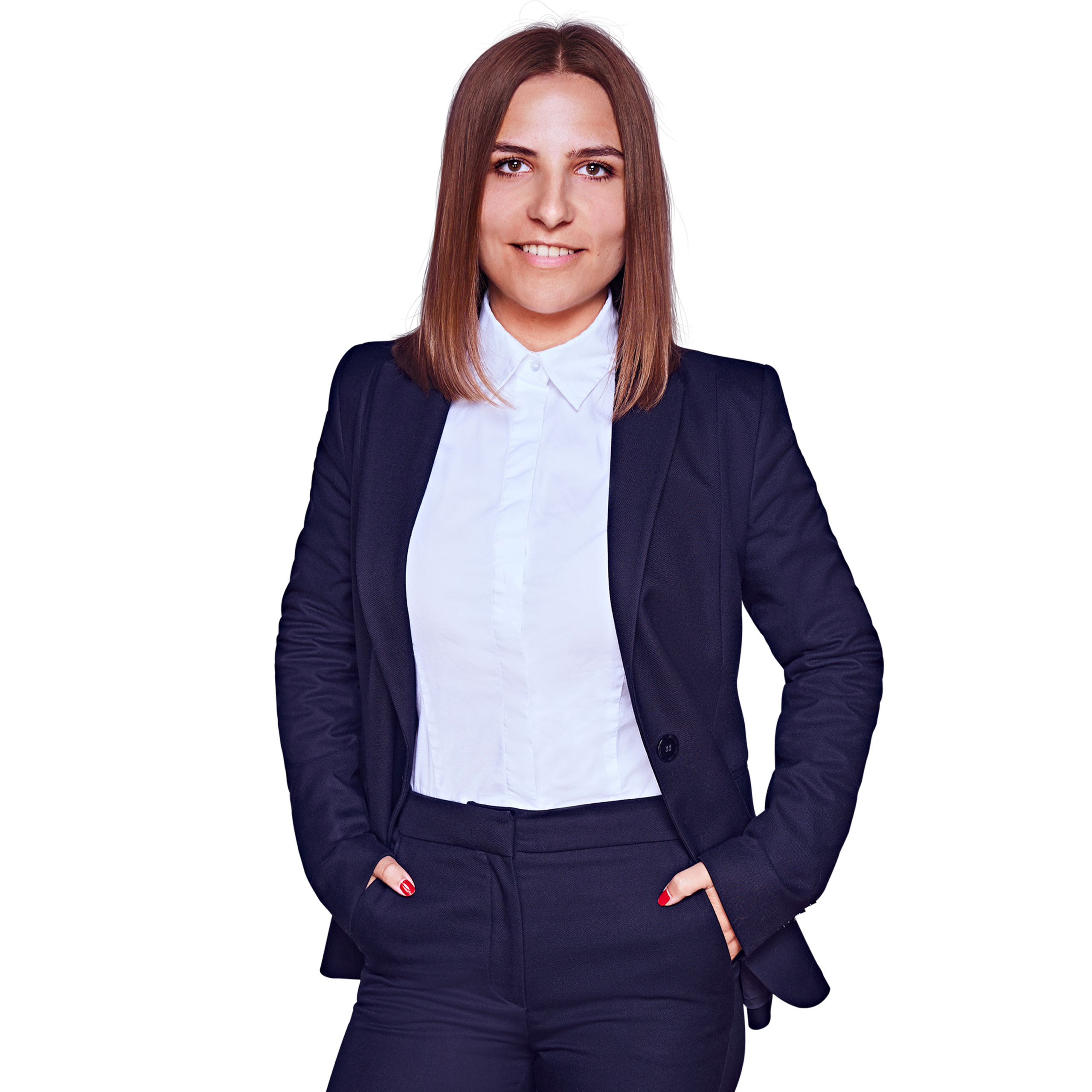 Porträtfoto von Laura Reichart, Senior Consultant bei Kemény Boehme Consultants (KBC). Frau mit schulterlangem, glattem, dunkelbraunem Haar blickt lächelnd in die Kamera. Trägt einen dunklen Hosenanzug mit passendem Sakko und Hose über einer weißen Bluse mit Kragen, beide Hände locker in den Hosentaschen, aufrechte und selbstbewusste Haltung mit roten Fingernägeln.