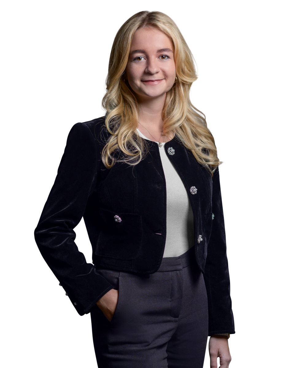 Portraitbild von Franziska Schaub, Senior Consultant bei Kemény Boehme Consultants, die mit neutralem Gesichtsausdruck und der rechten Hand in der Hosentasche in die Kamera blickt