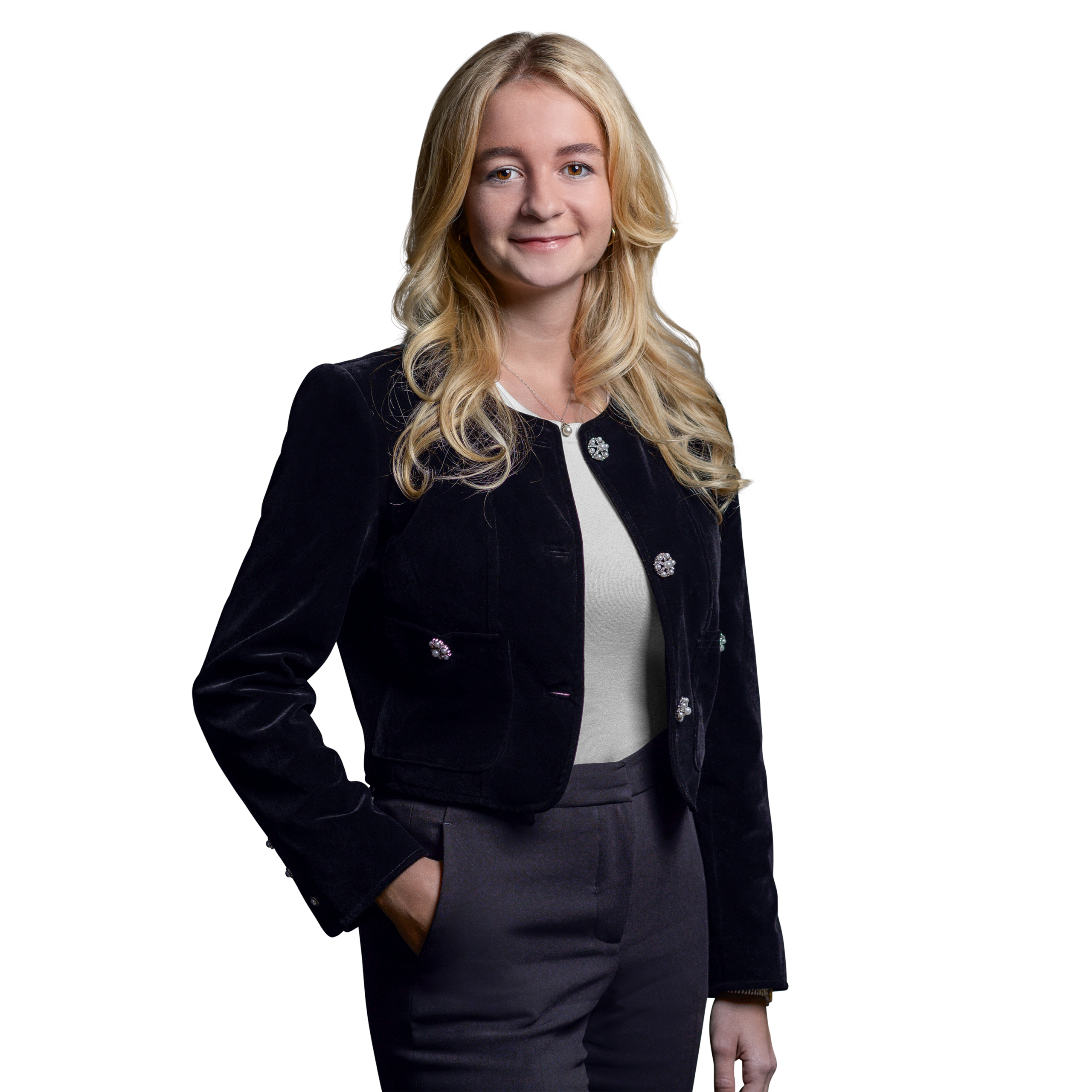 Portraitbild von Franziska Schaub, Senior Consultant bei Kemény Boehme Consultants, die mit neutralem Gesichtsausdruck und der rechten Hand in der Hosentasche in die Kamera blickt
