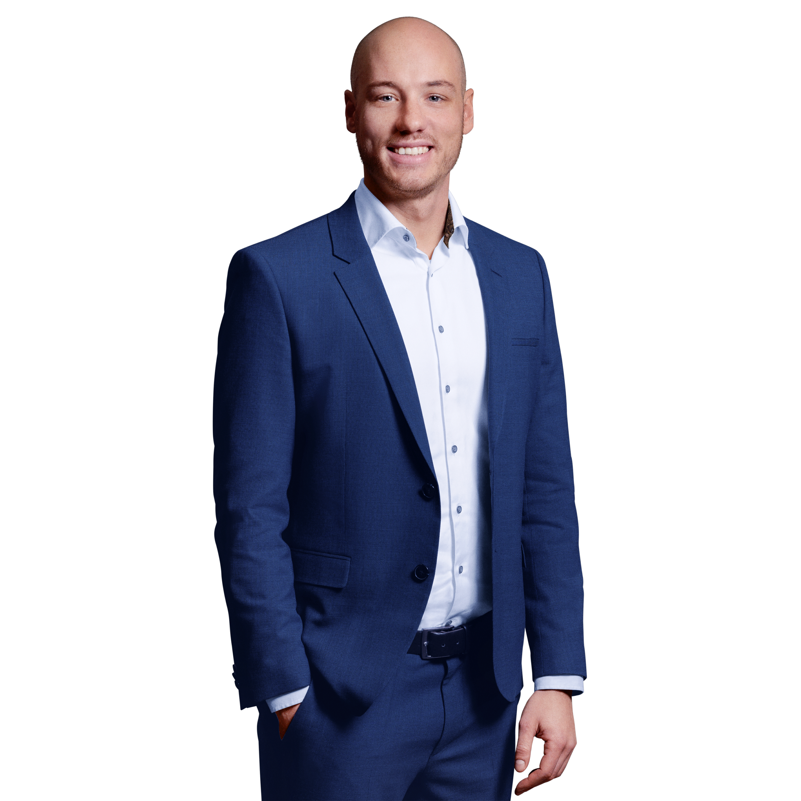 Portraitbild von Florian Scherzinger, Senior Consultant bei Kemény Boehme Consultants, der mit neutralem Gesichtsausdruck und der rechten Hand in der Hosentasche in die Kamera blickt