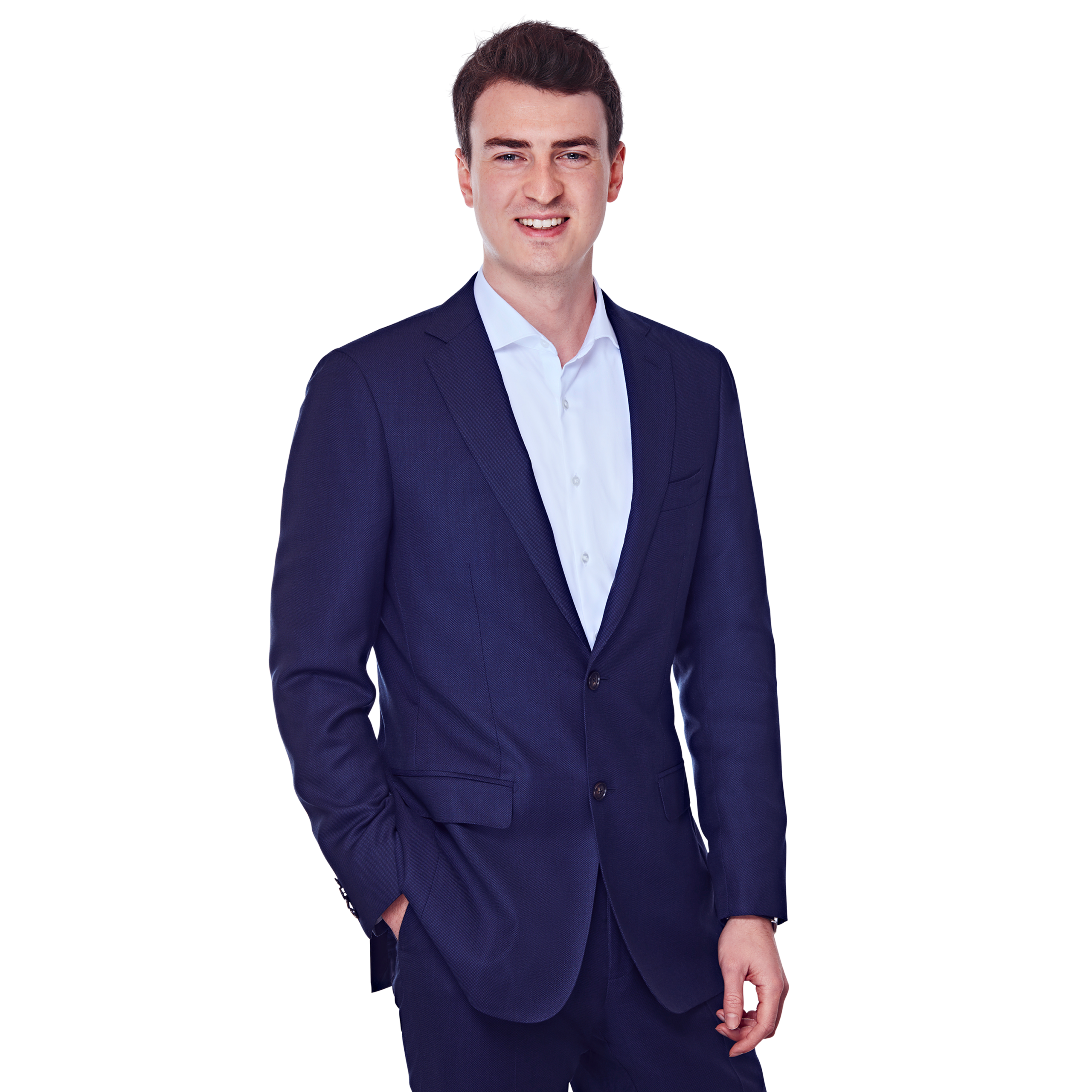 Porträtfoto von Oliver Siebe, Senior Consultant bei Kemény Boehme Consultants (KBC). Mann mit kurzem, dunkelbraunem, leicht gewelltem Haar blickt breit lächelnd in die Kamera. Trägt einen dunkelblauen Zweiknopf-Blazer über einem hellblauen Hemd ohne Krawatte, offen getragen, eine Hand locker in der Hosentasche, die andere seitlich am Körper, leicht zur Seite gedrehte, entspannte und selbstbewusste Haltung.