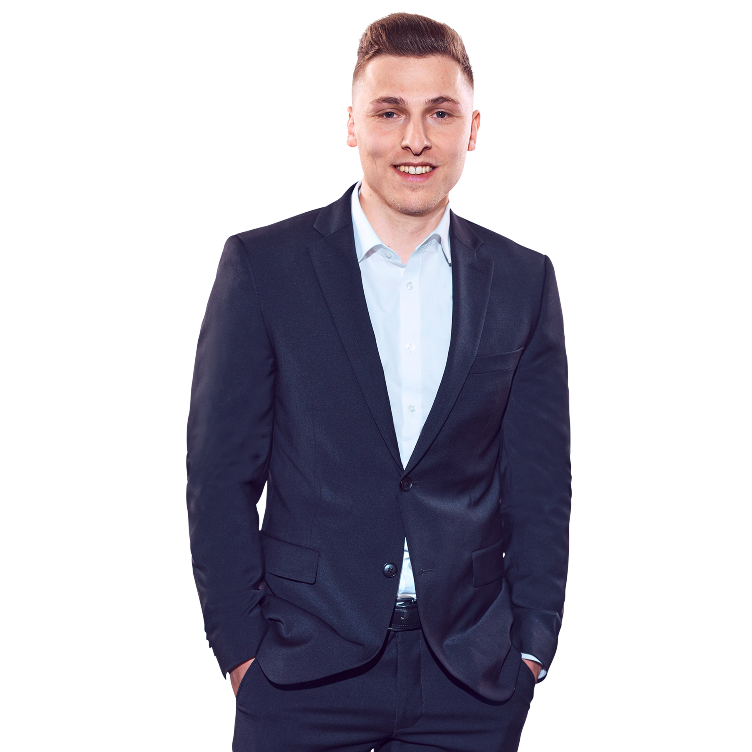 Porträtfoto von Yannic Orschiedt, Manager bei Kemény Boehme Consultants (KBC). Mann mit kurzem, dunkelbraunem, nach oben gestyltem Haar blickt freundlich lächelnd in die Kamera. Trägt einen dunklen Einknopf-Blazer über einem hellblauen Hemd ohne Krawatte sowie einen dunklen Gürtel, beide Hände locker in den Hosentaschen, aufrechte und energische Haltung.