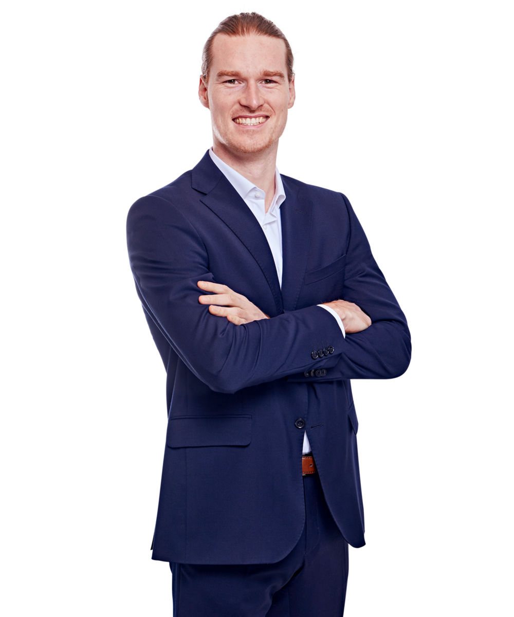 Portraitbild von Dominik Krause, Consultant bei Kemény Boehme Consultants, der mit neutralem Gesichtsausdruck und verschränkten Armen in die Kamera blickt