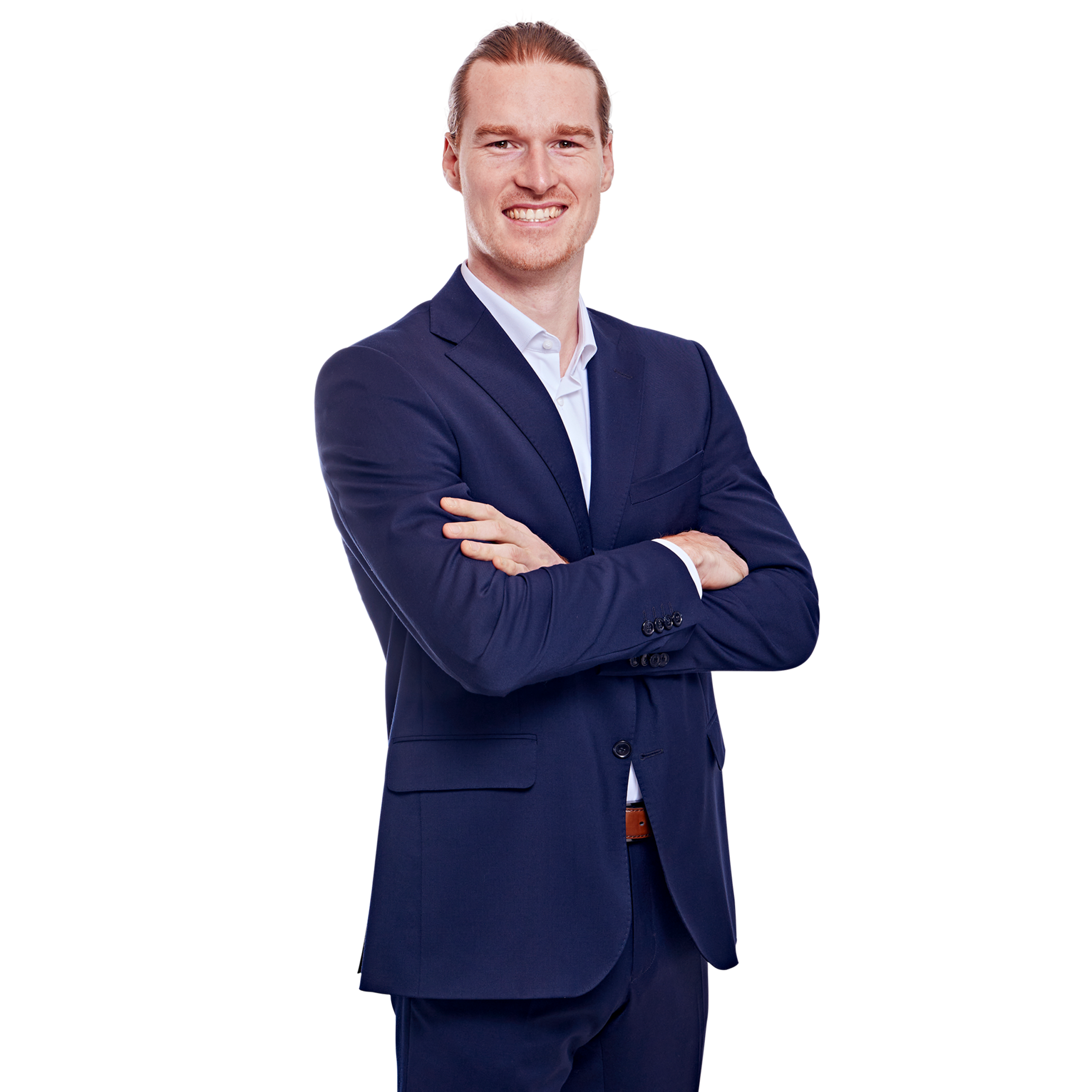 Portraitbild von Dominik Krause, Consultant bei Kemény Boehme Consultants, der mit neutralem Gesichtsausdruck und verschränkten Armen in die Kamera blickt