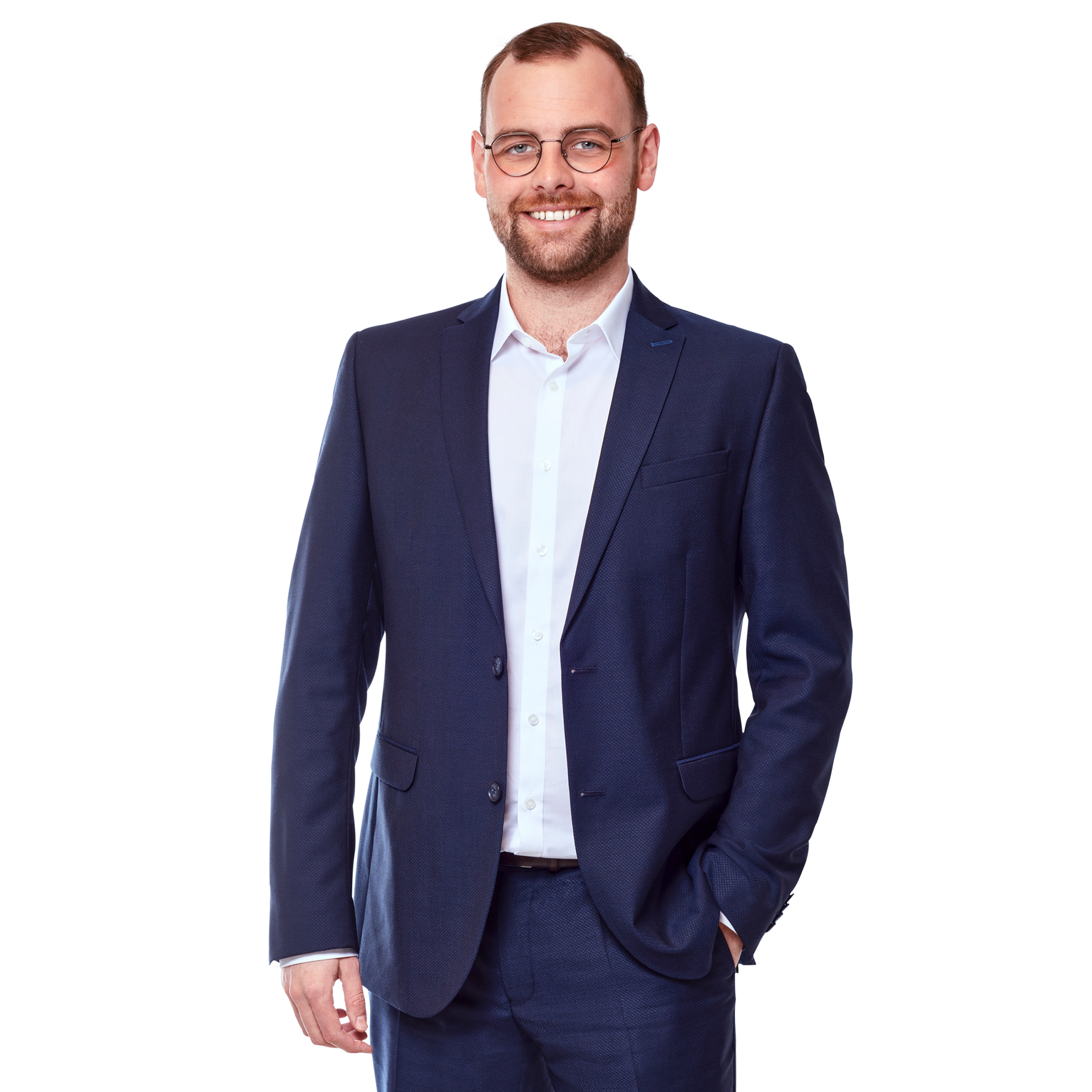 Portraitbild von Leon Kazander, Senior Consultant bei Kemény Boehme Consultants, der mit neutralem Gesichtsausdruck und die linke Hand in der Hosentasche in die Kamera blickt