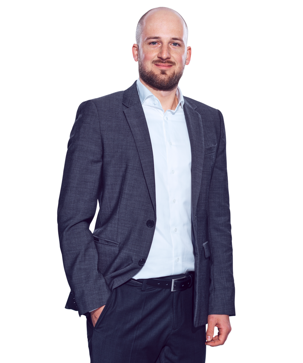 Portraitbild von Matthias Ganther, Manager bei Kemény Boehme Consultants, der mit neutralem Gesichtsausdruck und der rechten Hand in der Hosentasche in die Kamera blickt