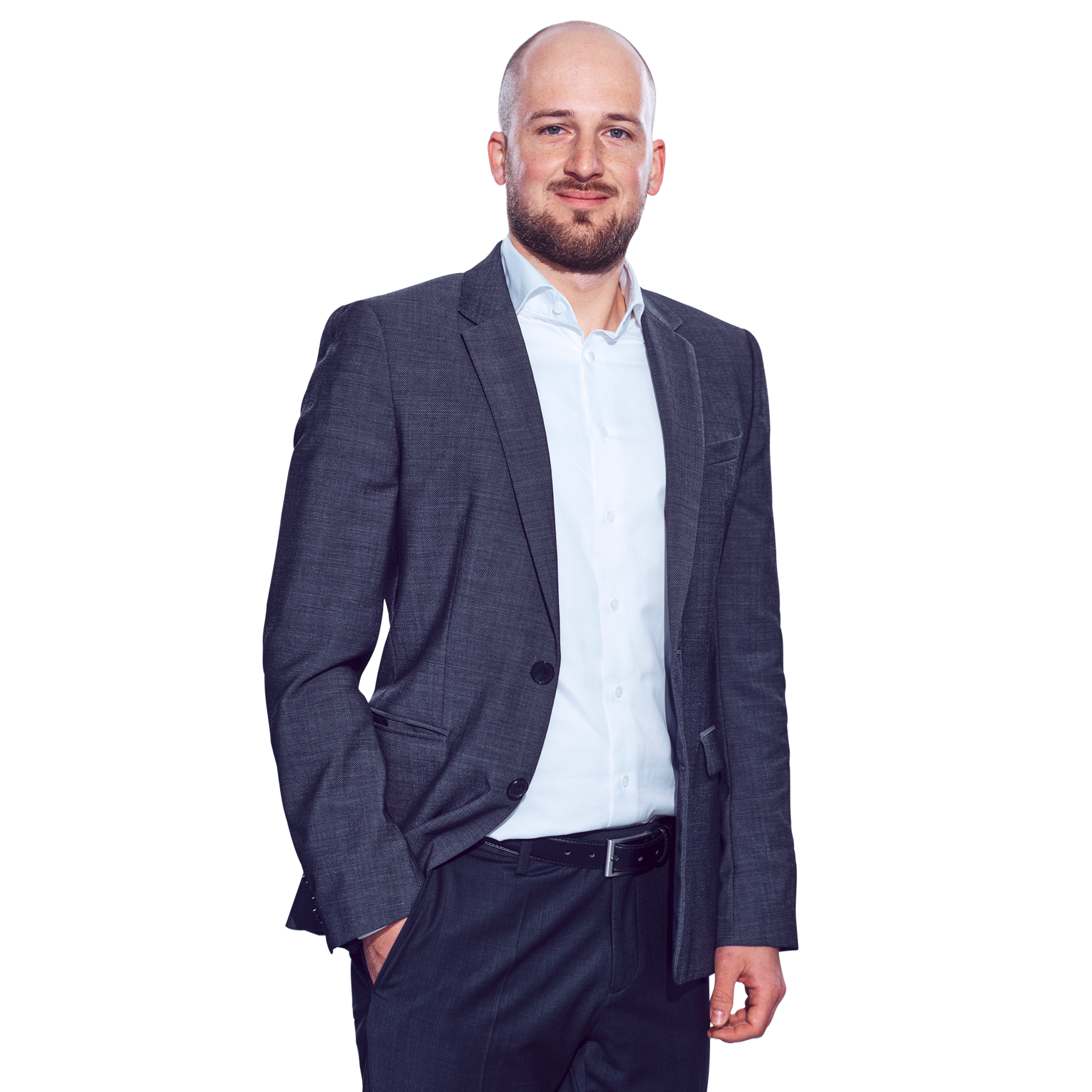 Portraitbild von Matthias Ganther, Manager bei Kemény Boehme Consultants, der mit neutralem Gesichtsausdruck und der rechten Hand in der Hosentasche in die Kamera blickt