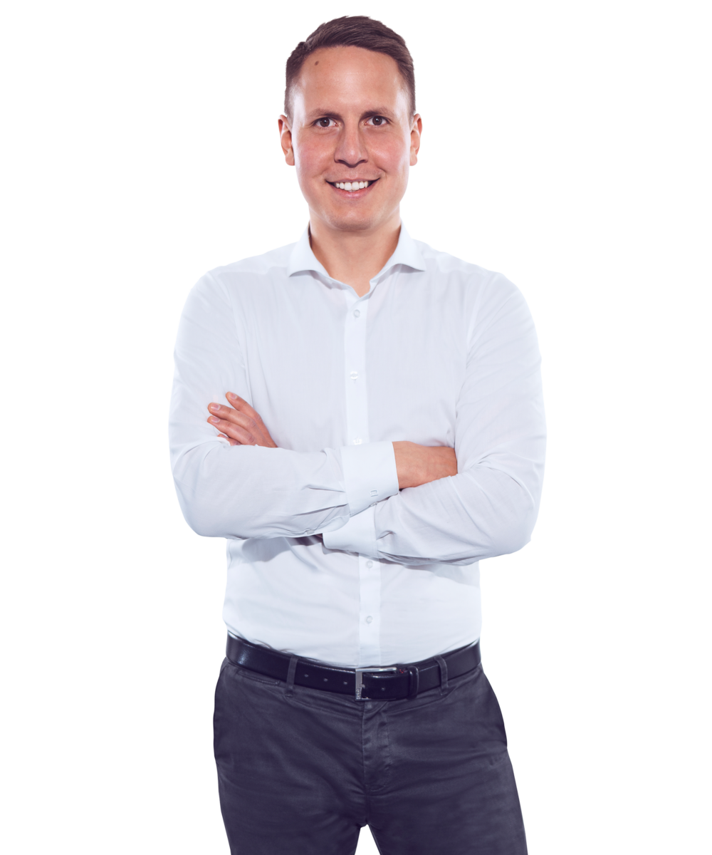 Portraitbild von Michael Neidhardt, Controlling bei Kemény Boehme Consultants, der mit verschränkten Armen in die Kamera blickt.