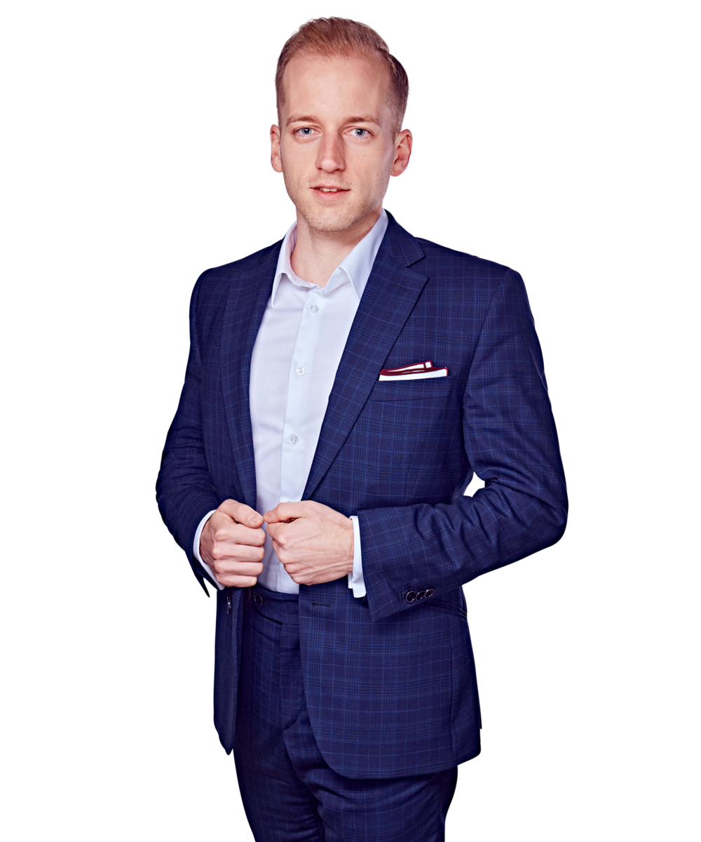 Portraitbild von Oliver Fischer, Senior Consultant bei Kemény Boehme Consultants, der mit neutralem Gesichtsausdruck und beiden Händen am Revere in die Kamera blickt