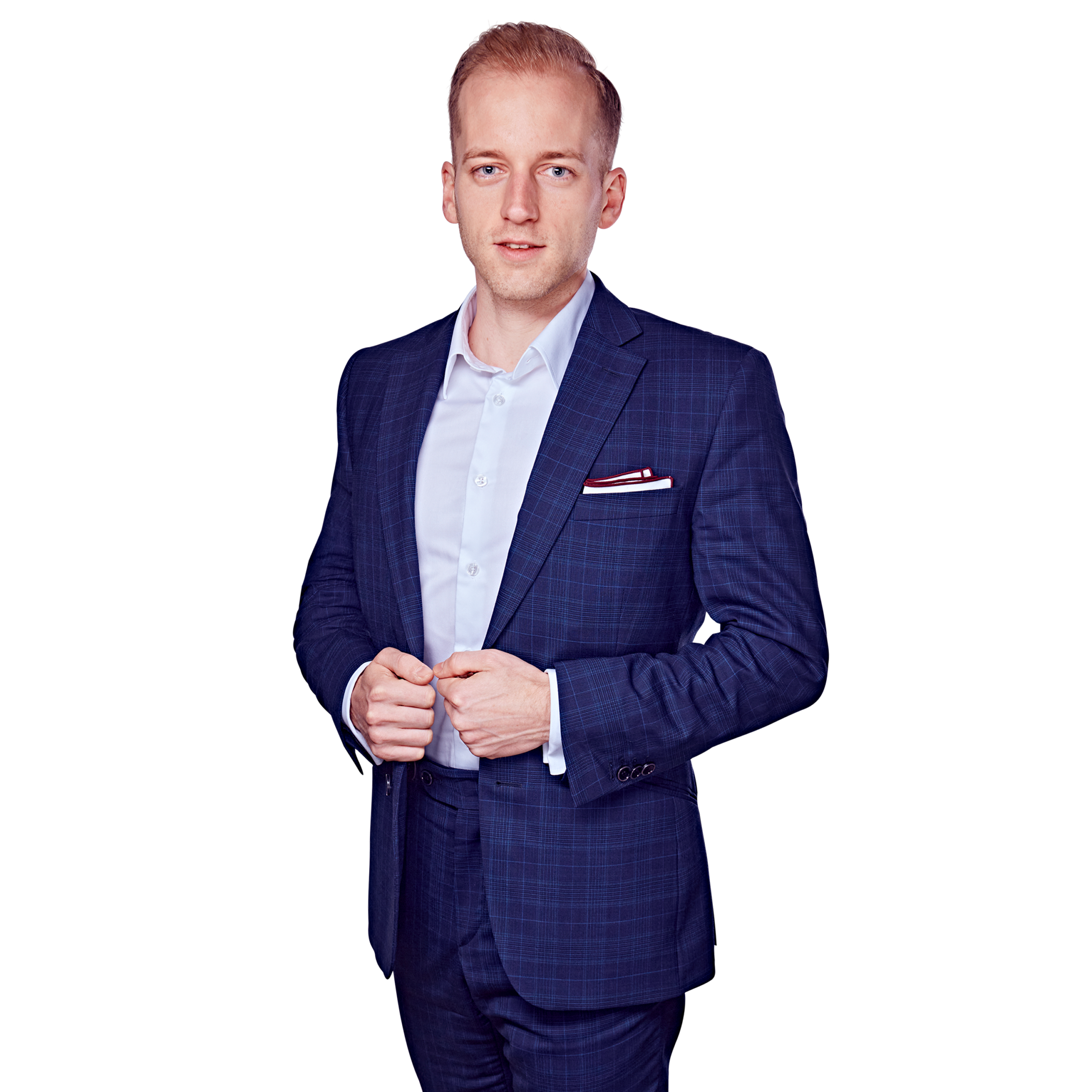 Portraitbild von Oliver Fischer, Senior Consultant bei Kemény Boehme Consultants, der mit neutralem Gesichtsausdruck und beiden Händen am Revere in die Kamera blickt