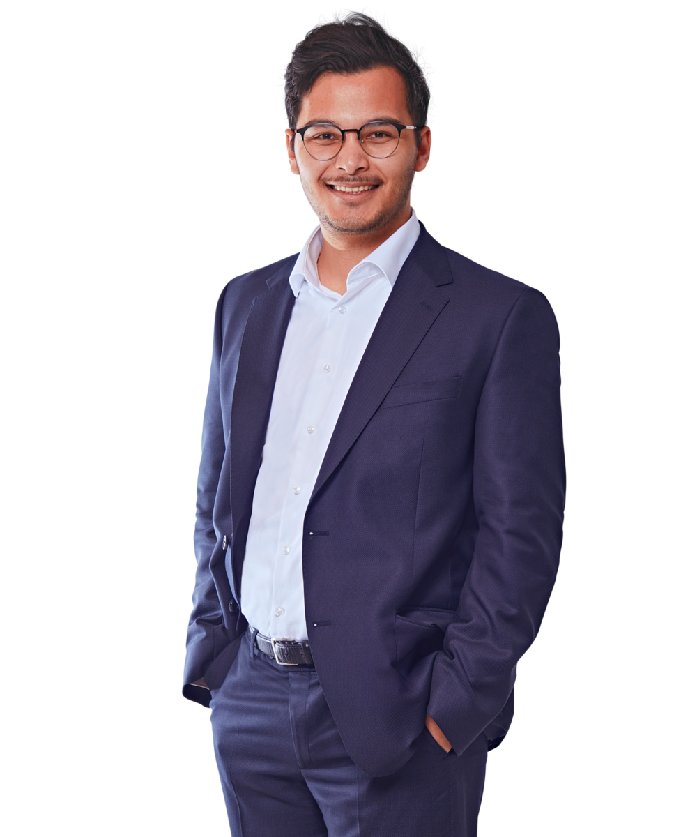 Portraitbild von Patrik Staffen, Consultant bei Kemény Boehme Consultants, der mit einer Hand in der Hosentasche in die Kamera blickt.