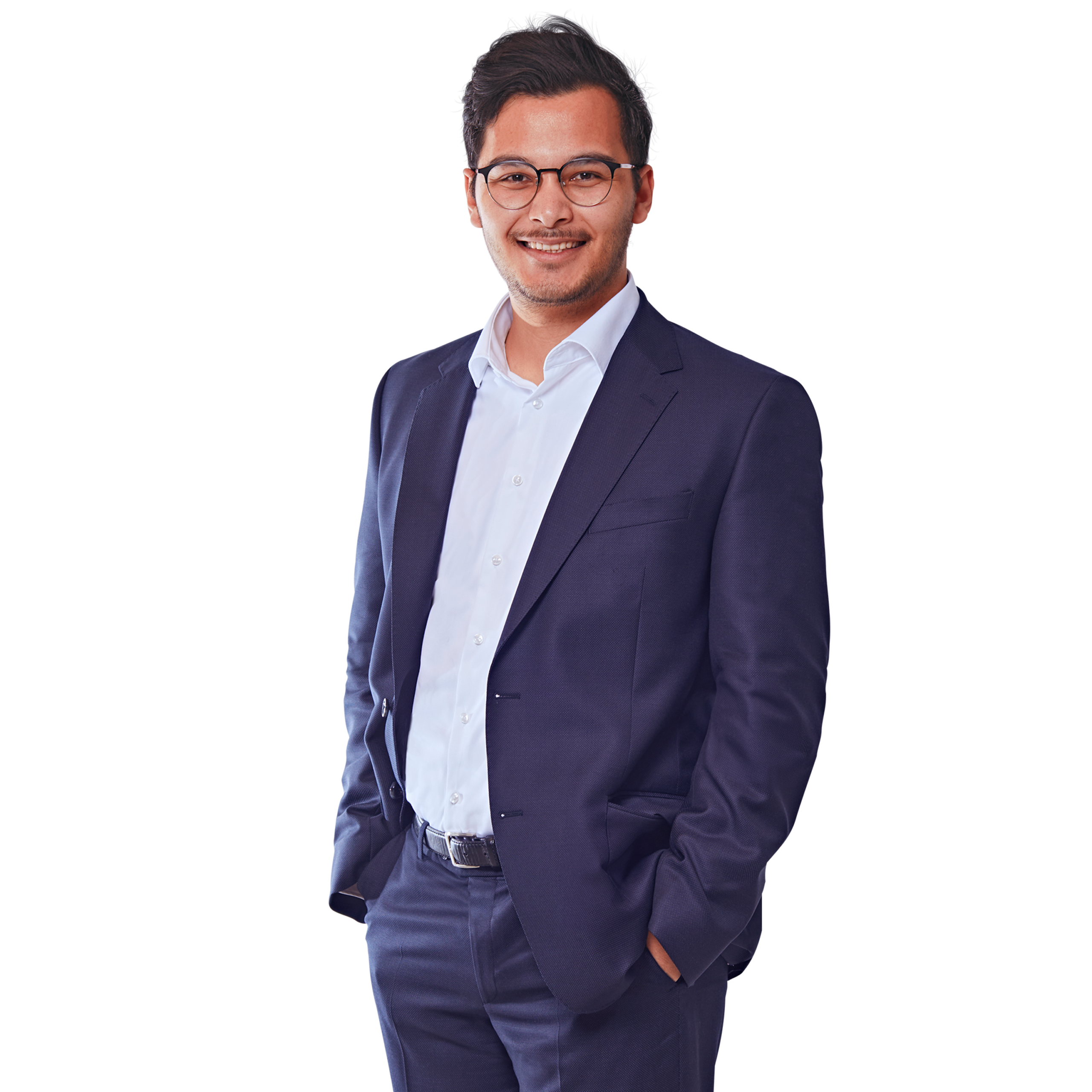 Portraitbild von Patrik Staffen, Consultant bei Kemény Boehme Consultants, der mit einer Hand in der Hosentasche in die Kamera blickt.