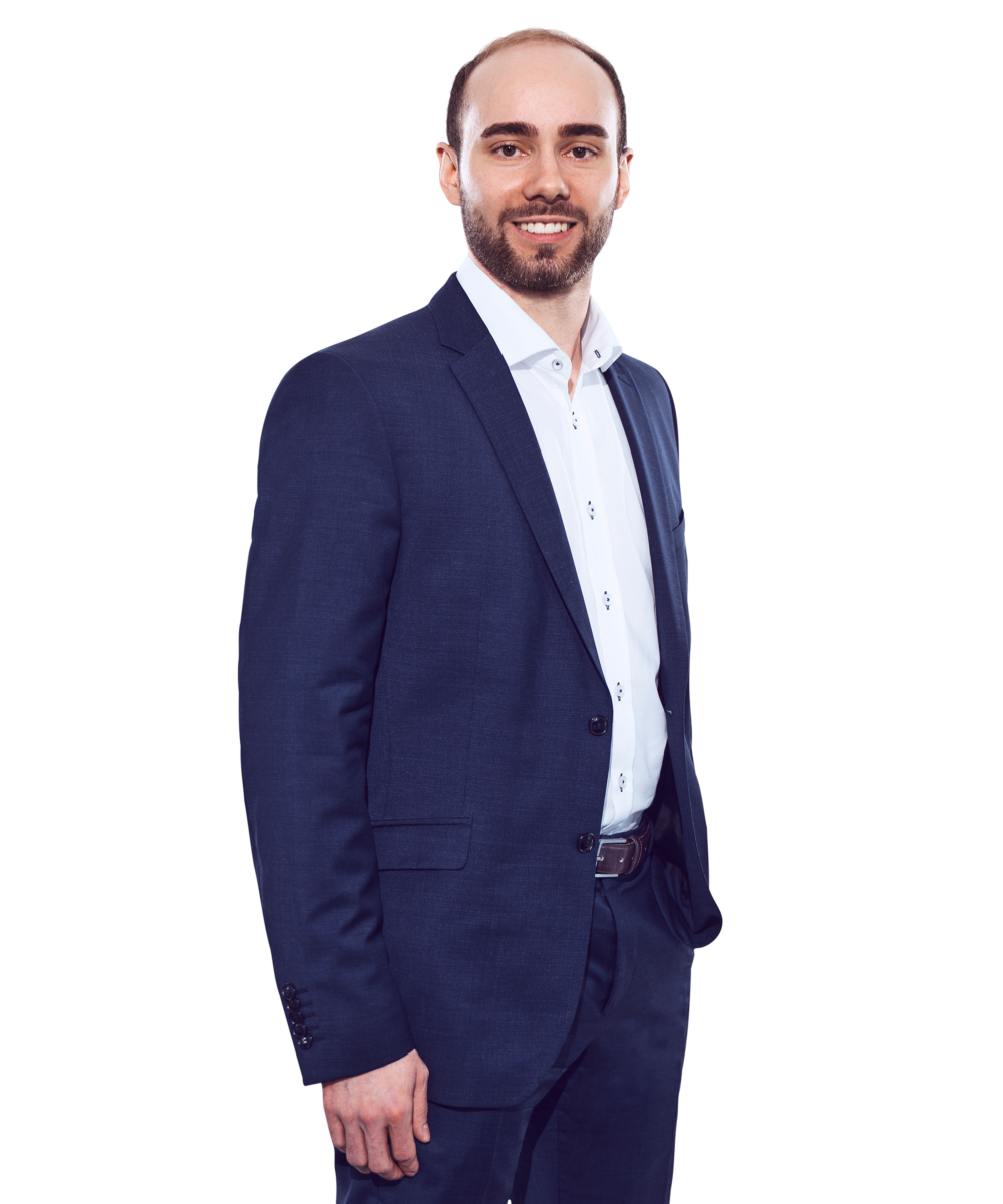 Portraitbild von Simon Knosp, Senior Consultant bei Kemény Boehme Consultants, der mit neutralem Gesichtsausdruck und der linken Hand in der Hosentasche in die Kamera blickt