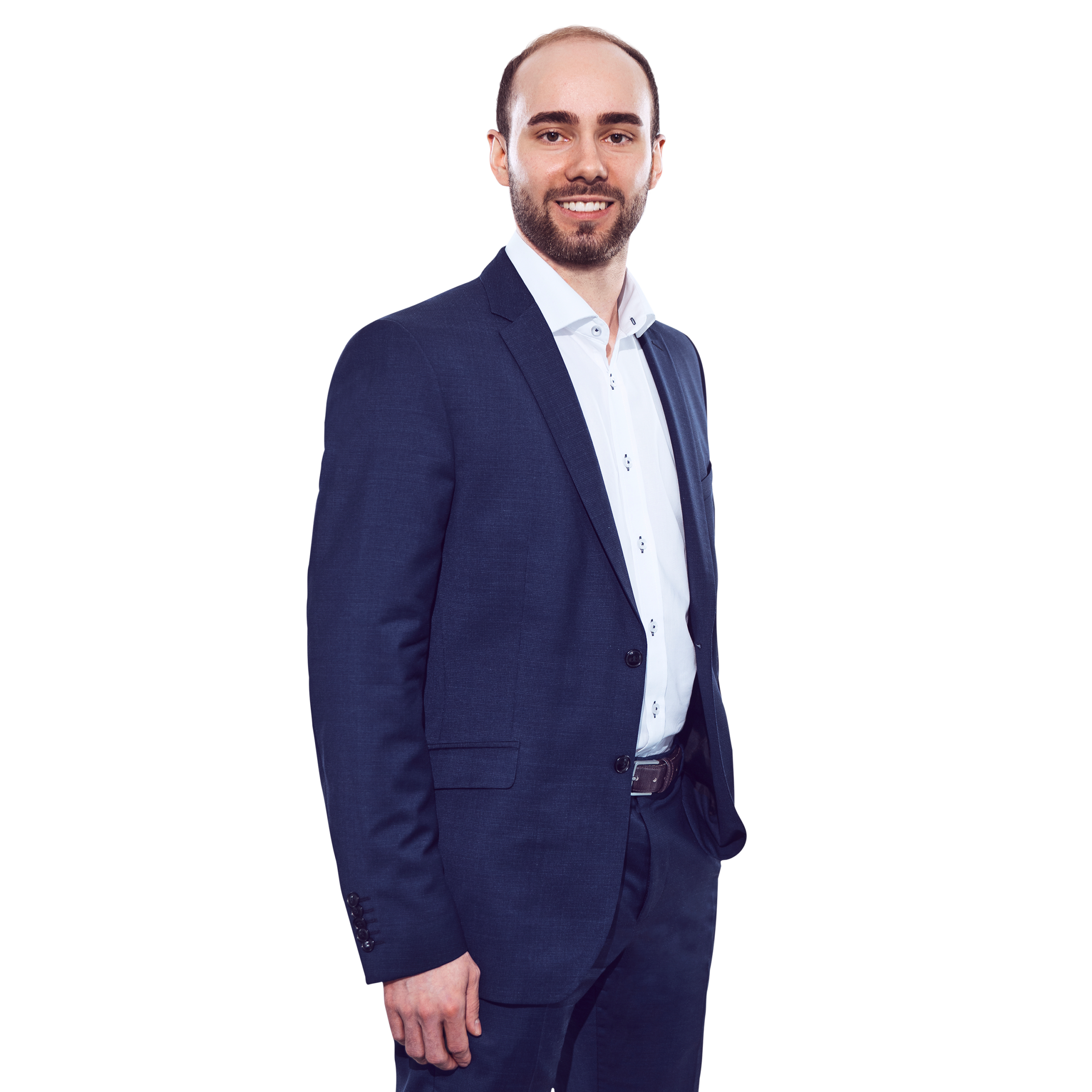 Portraitbild von Simon Knosp, Senior Consultant bei Kemény Boehme Consultants, der mit neutralem Gesichtsausdruck und der linken Hand in der Hosentasche in die Kamera blickt