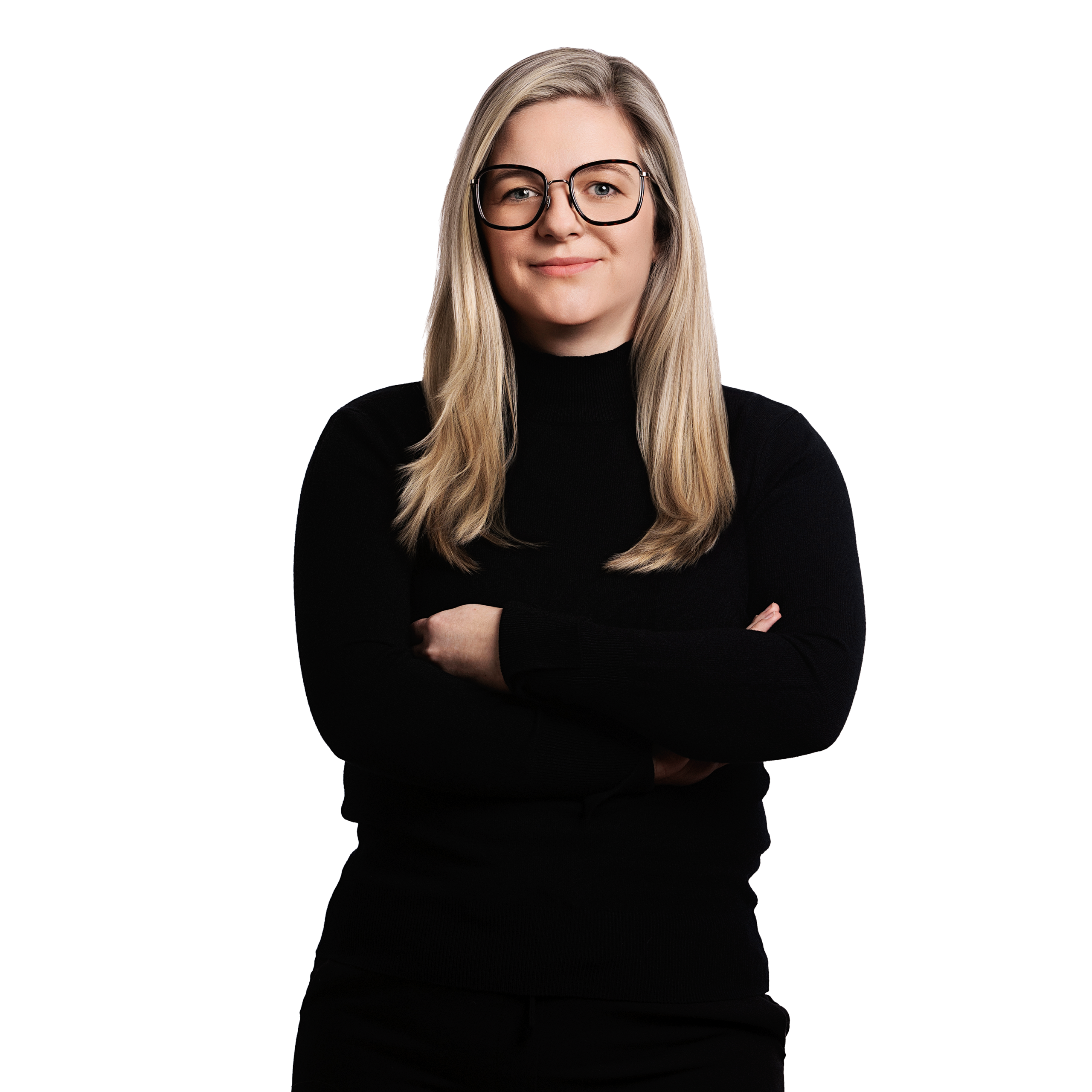 Porträtfoto von Nadine von Splényi, Head of Marketing & PR bei Kemény Boehme Consultants (KBC). Frau mit langen blonden Haaren und eckiger schwarzer Brille, blickt selbstbewusst und freundlich in die Kamera. Trägt einen schwarzen Rollkragenpullover, Arme verschränkt vor der Brust.