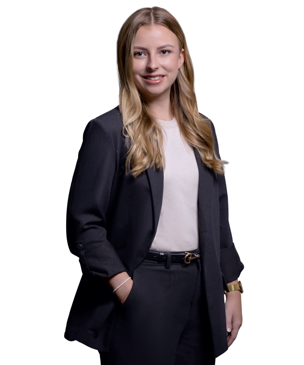 Porträtfoto von Jacqueline Dexheimer, Consultant bei Kemény Boehme Consultants (KBC). Frau mit gepflegtem Erscheinungsbild, blickt freundlich lächelnd in die Kamera. Trägt professionelle Business-Kleidung, aufrechte und selbstbewusste Haltung.