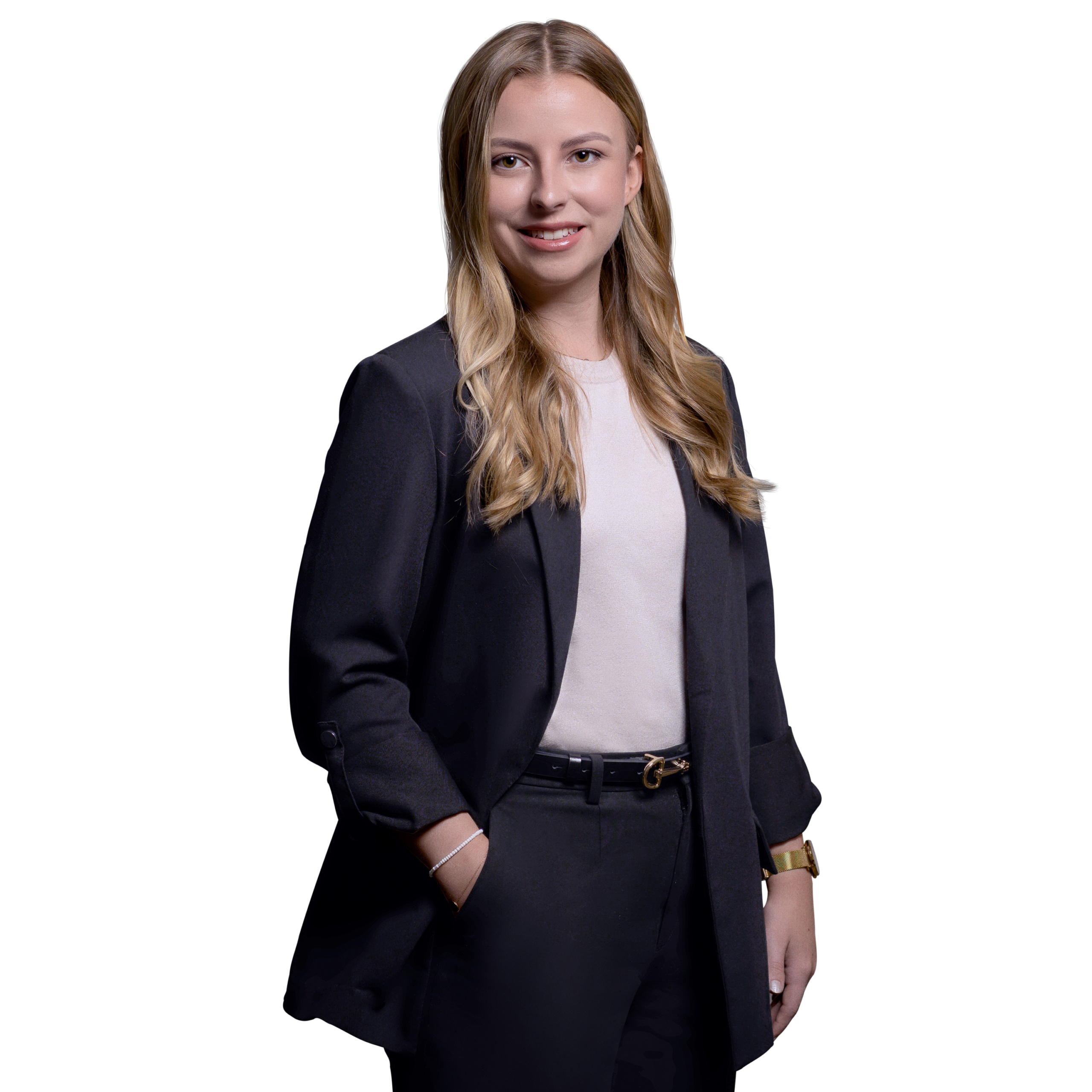 Porträtfoto von Jacqueline Dexheimer, Consultant bei Kemény Boehme Consultants (KBC). Frau mit gepflegtem Erscheinungsbild, blickt freundlich lächelnd in die Kamera. Trägt professionelle Business-Kleidung, aufrechte und selbstbewusste Haltung.