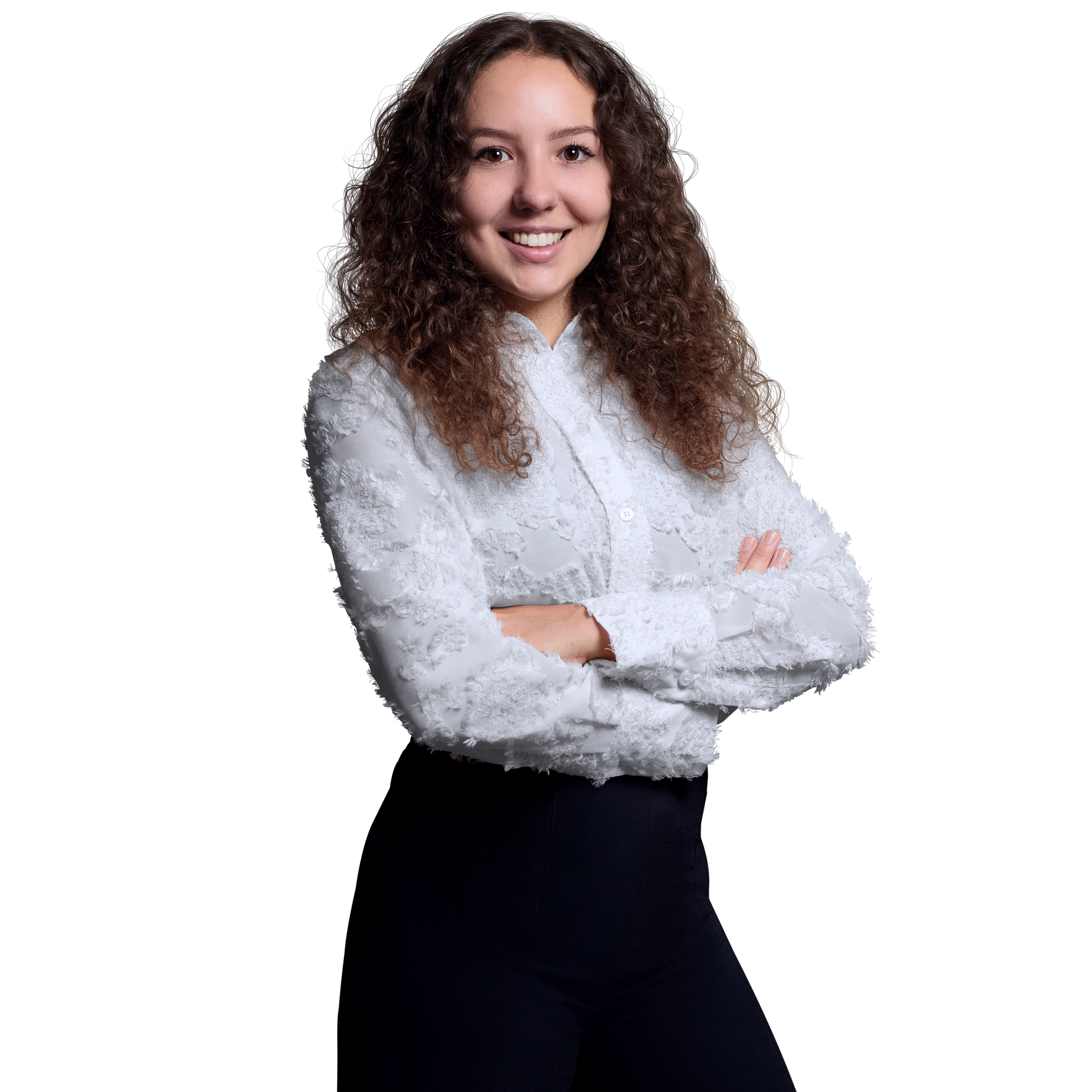 Porträtfoto von Lara-Marie Michalek, Junior Consultant bei Kemény Boehme Consultants (KBC). Frau mit langen, lockigen dunkelbraunen Haaren, blickt freundlich lächelnd in die Kamera. Trägt eine weiße Bluse mit floralem Strukturmuster und eine schwarze Hose, Arme verschränkt, selbstbewusste und offene Haltung.