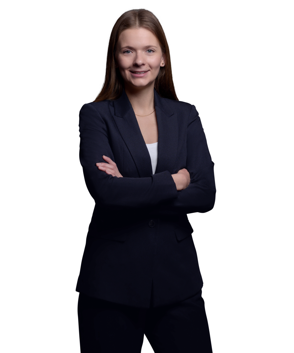 Portraitbild von Charlotte Braun, Consultant bei Kemény Boehme Consultants, die mit verschränkten Armen in die Kamera blickt.