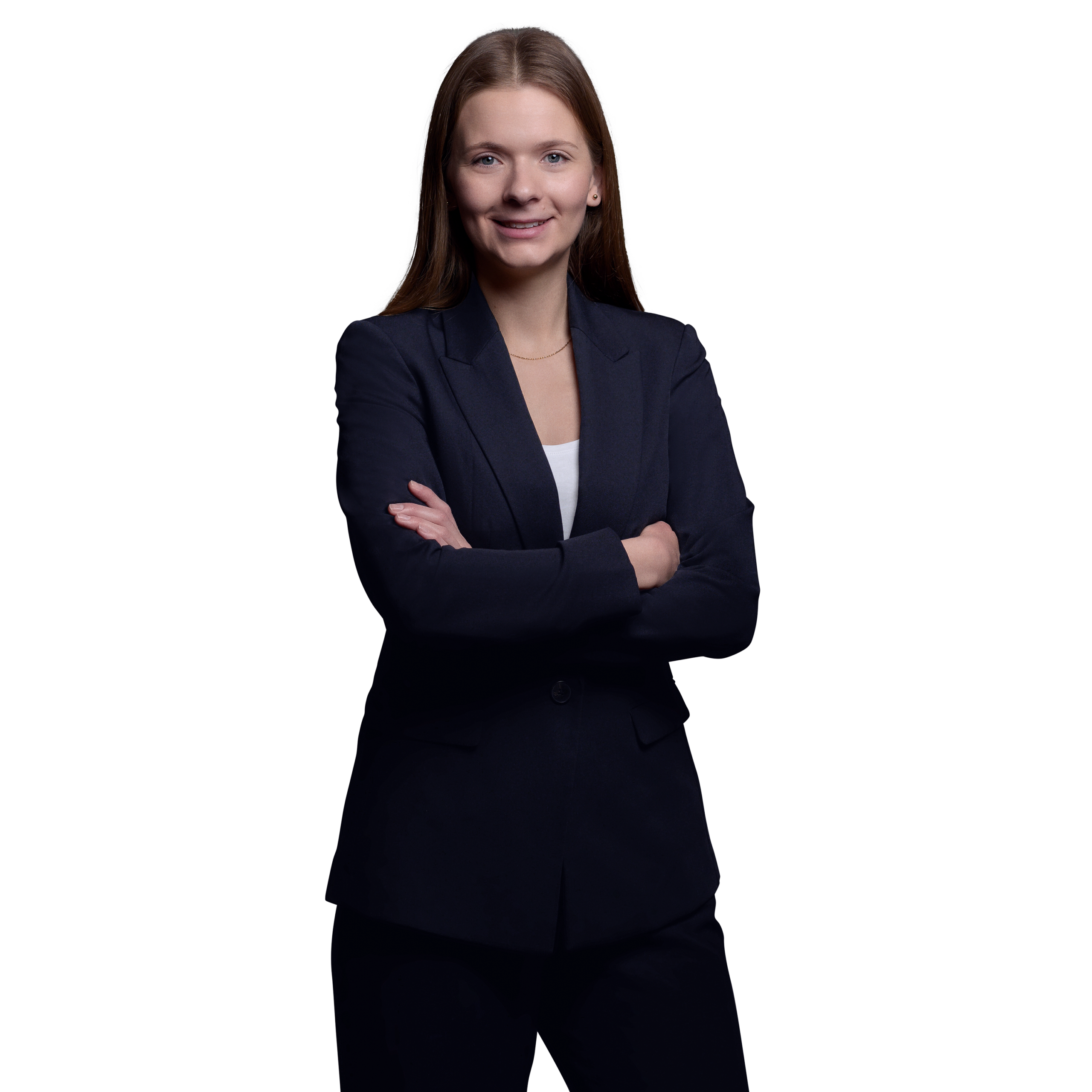 Portraitbild von Charlotte Braun, Consultant bei Kemény Boehme Consultants, die mit verschränkten Armen in die Kamera blickt.