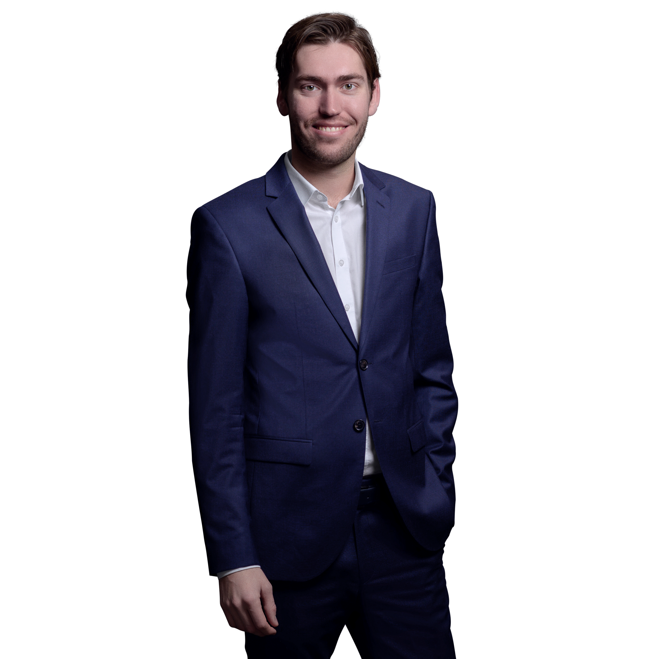 Porträtfoto von Maximilian Hein, Consultant bei Kemény Boehme Consultants (KBC). Mann mit lockigen dunkelbraunen Haaren und kurzem Bart, blickt breit lächelnd und offen in die Kamera. Trägt ein dunkelblaues Sakko über einem weißen Hemd ohne Krawatte, Arme selbstbewusst vor der Brust verschränkt.