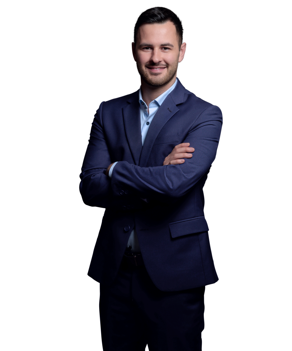 Portraitbild von Moritz Blechmann, Consultant bei Kemény Boehme Consultants, der mit verschränkten Armen in die Kamera blickt