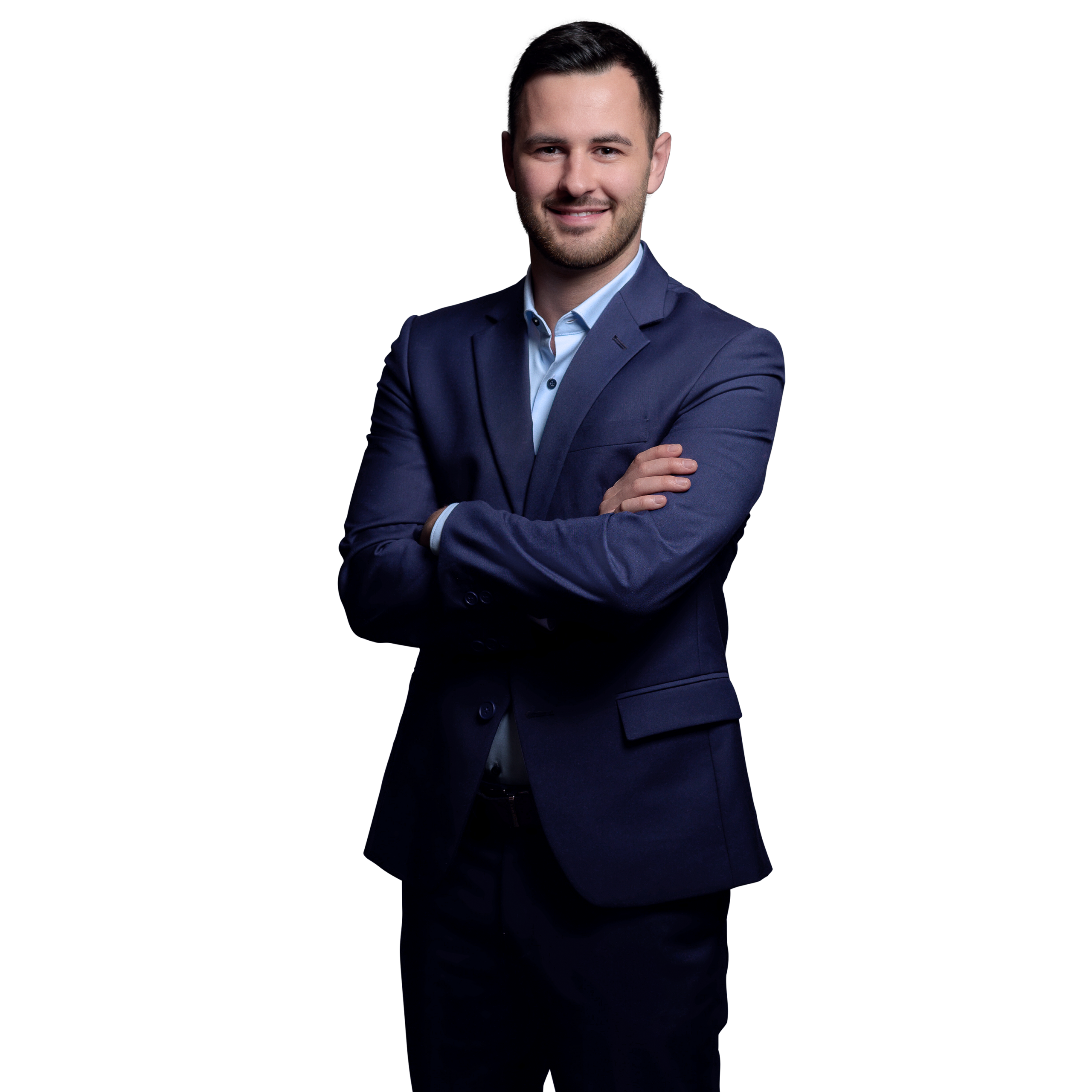 Portraitbild von Moritz Blechmann, Consultant bei Kemény Boehme Consultants, der mit verschränkten Armen in die Kamera blickt