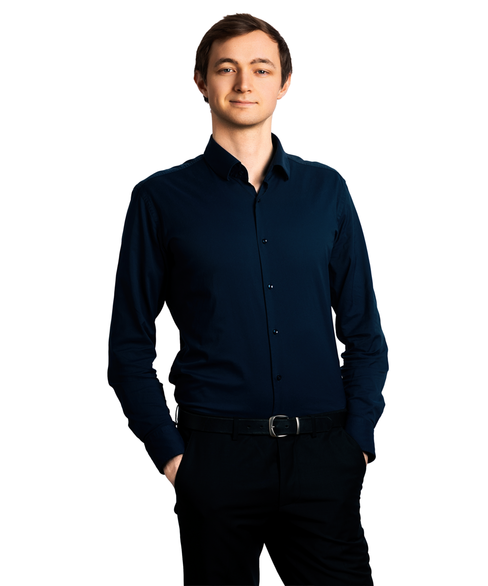 Portraitbild von Leon Jendraszewski, Software Engineer bei Kemény Boehme Consultants, der mit Händen in den Taschen in die Kamera blickt.