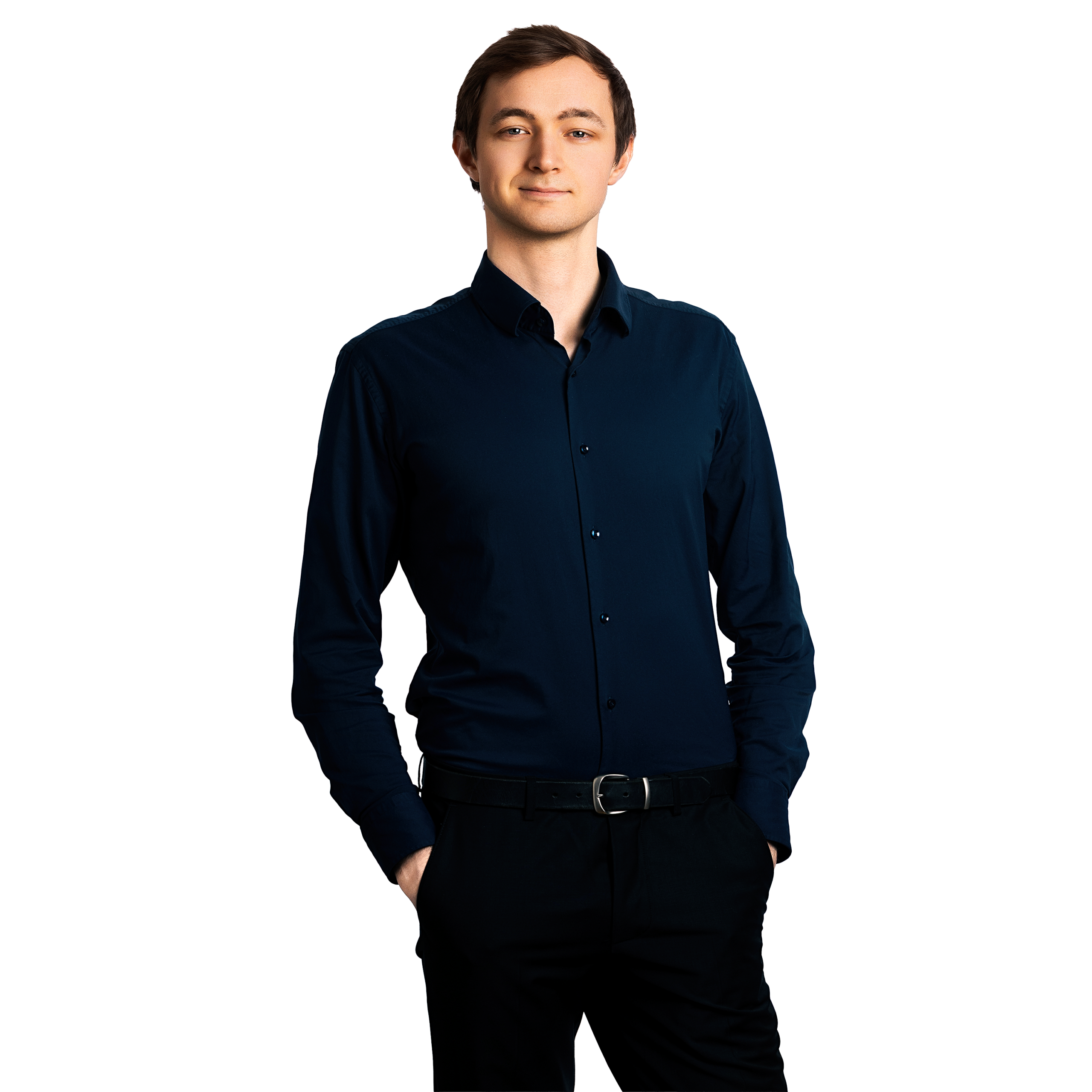 Portraitbild von Leon Jendraszewski, Software Engineer bei Kemény Boehme Consultants, der mit Händen in den Taschen in die Kamera blickt.