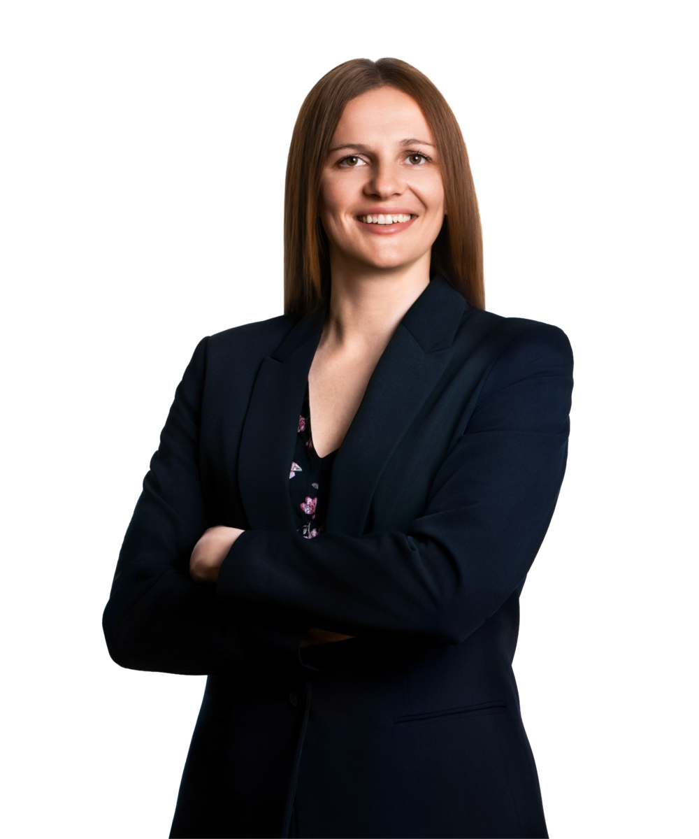 Portraitbild von Leonie Römer, Office Managerin bei Kemény Boehme Consultants, die mit verschränkten Armen in die Kamera blickt.